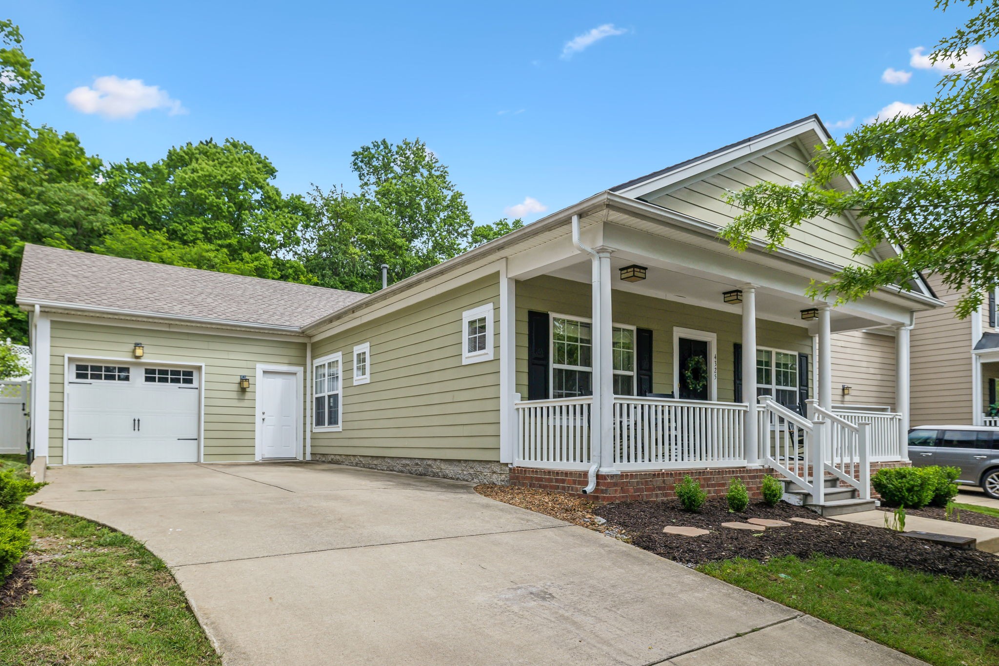 Nashville, Tennessee 37211, United States, 3 Bedrooms Bedrooms, ,2 BathroomsBathrooms,Residential,Pending,129032