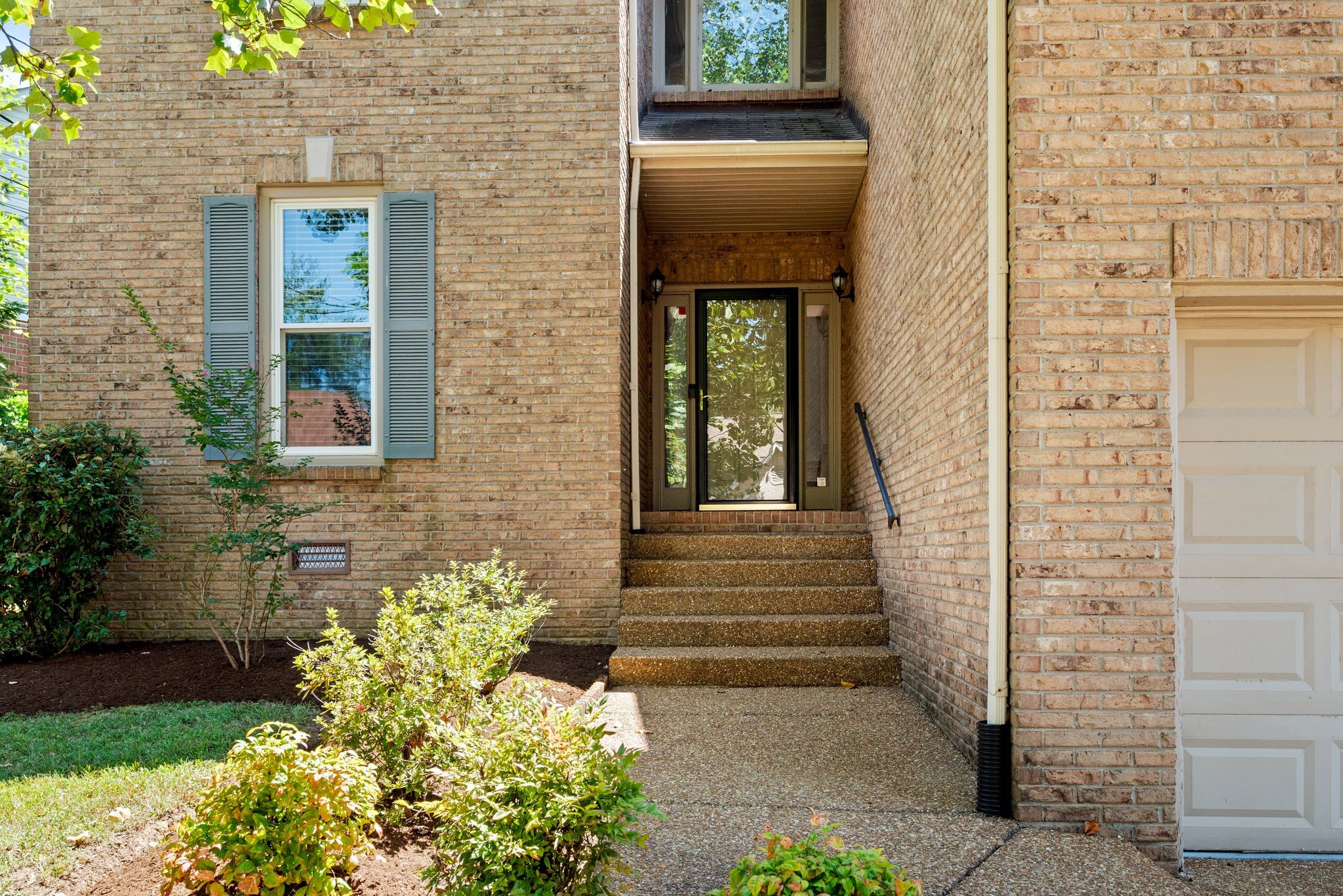 812 Magnolia Ct E
