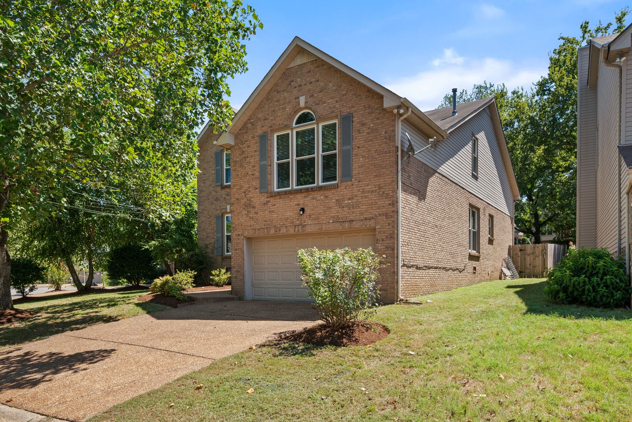 812 Magnolia Ct E