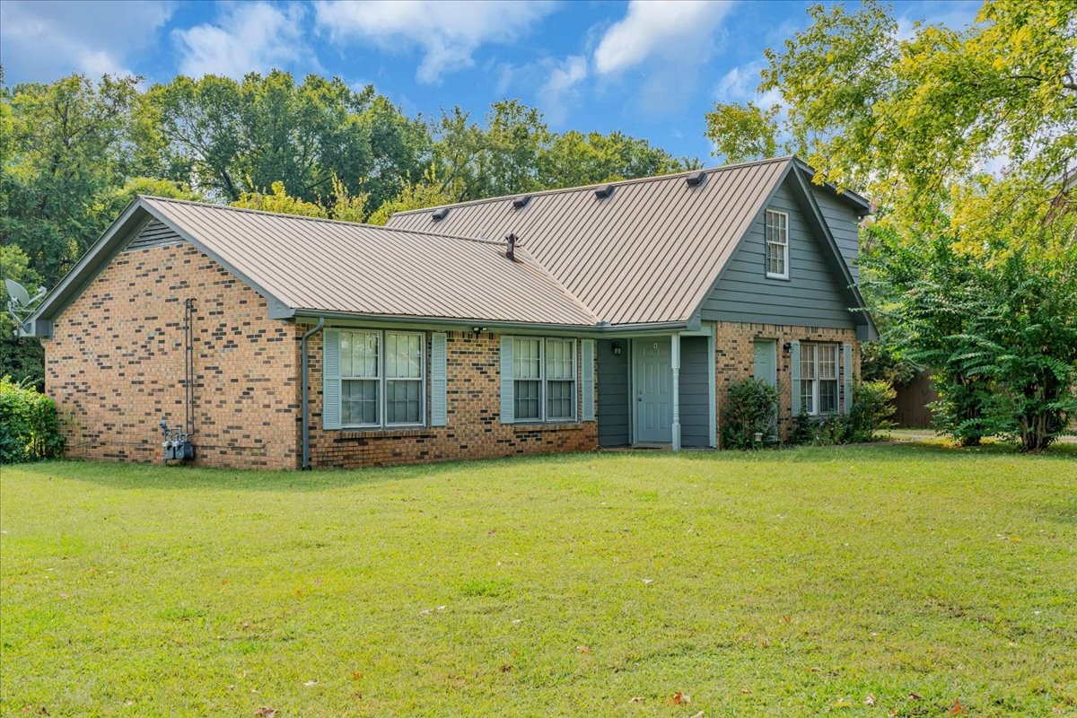 738 E Northfield Blvd