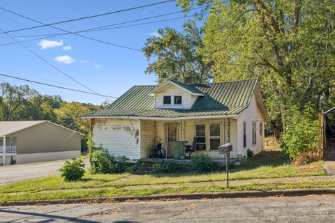 Photo of 431 Parkes St, Lawrenceburg, TN 38464 (MLS # 3620402)