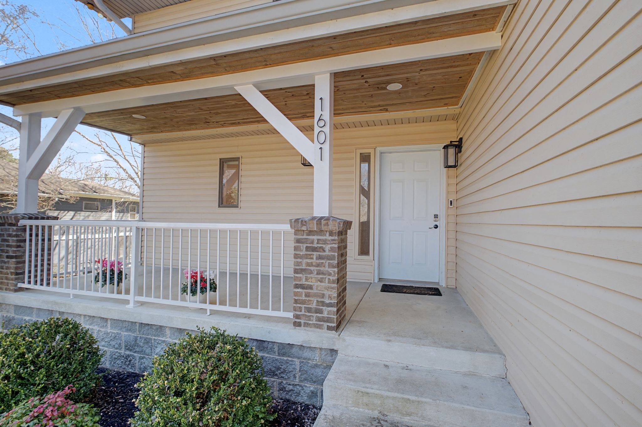 1601 Damron Rd
