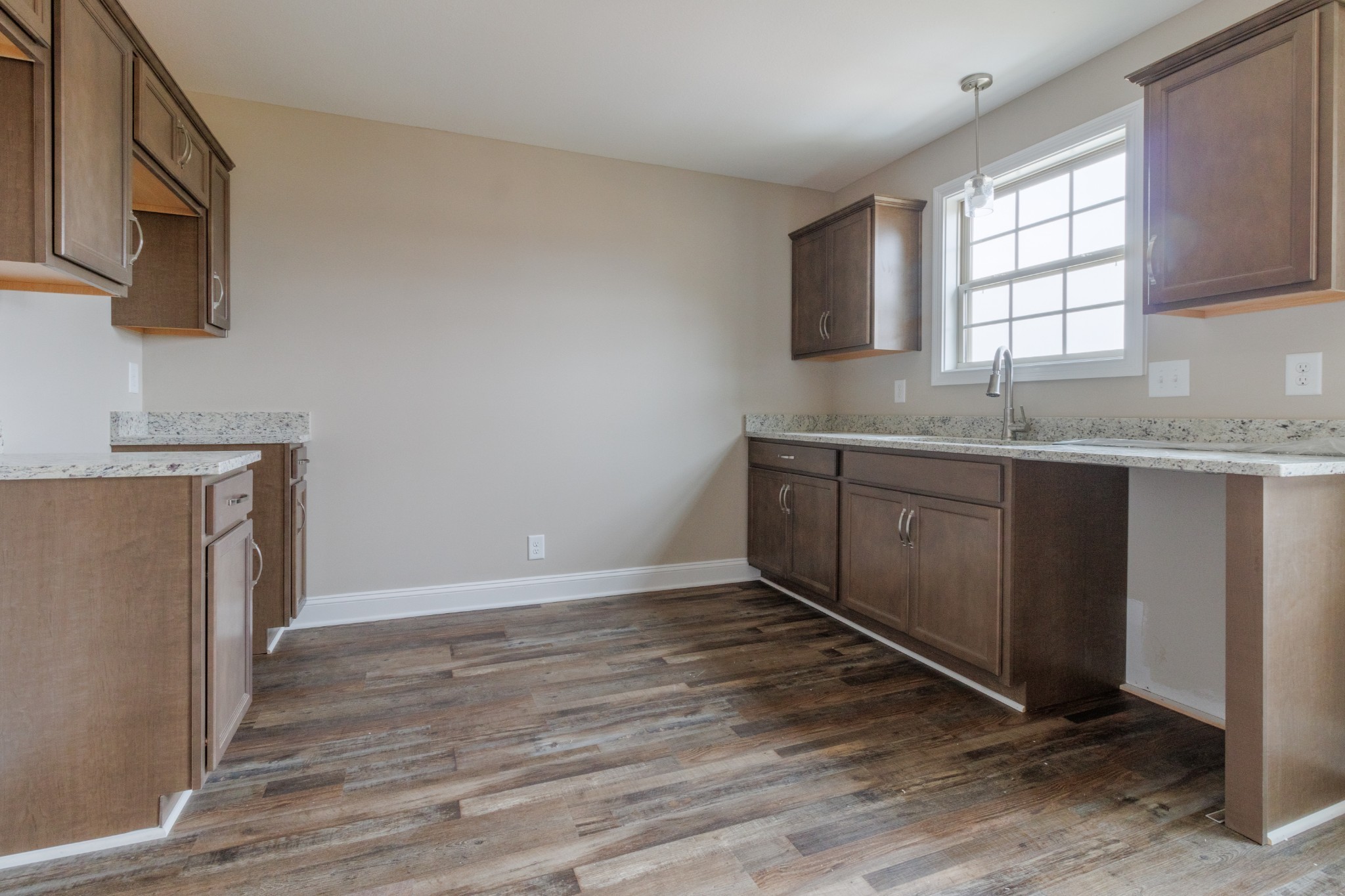 Clarksville, Tennessee 37040, United States, 4 Bedrooms Bedrooms, ,3 BathroomsBathrooms,Residential,Active,210145