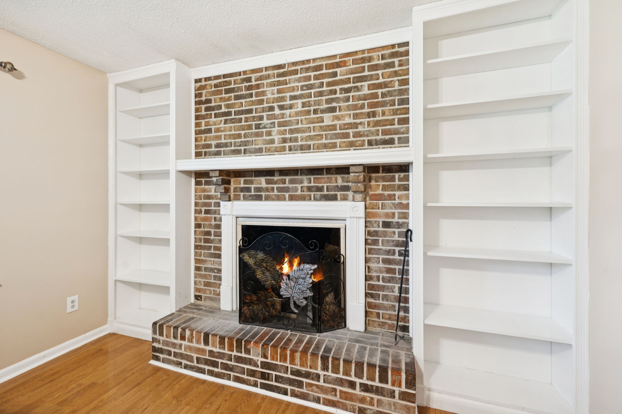302 Lakeside Dr