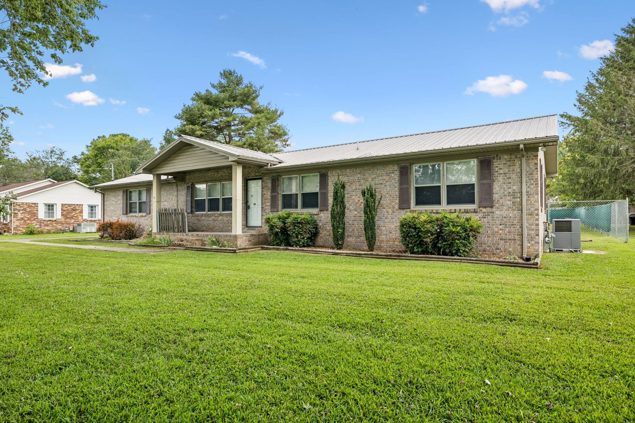 302 Lakeside Dr