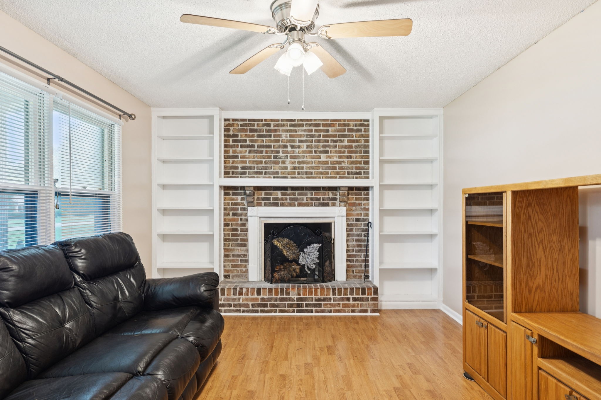 302 Lakeside Dr