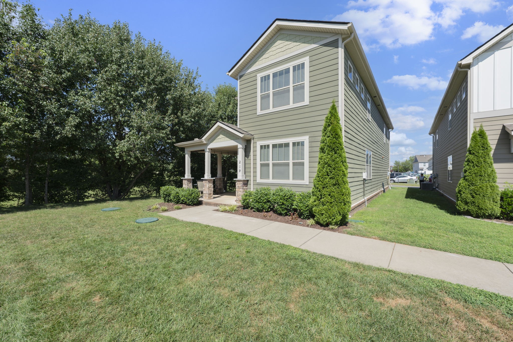 219 Manor Row
