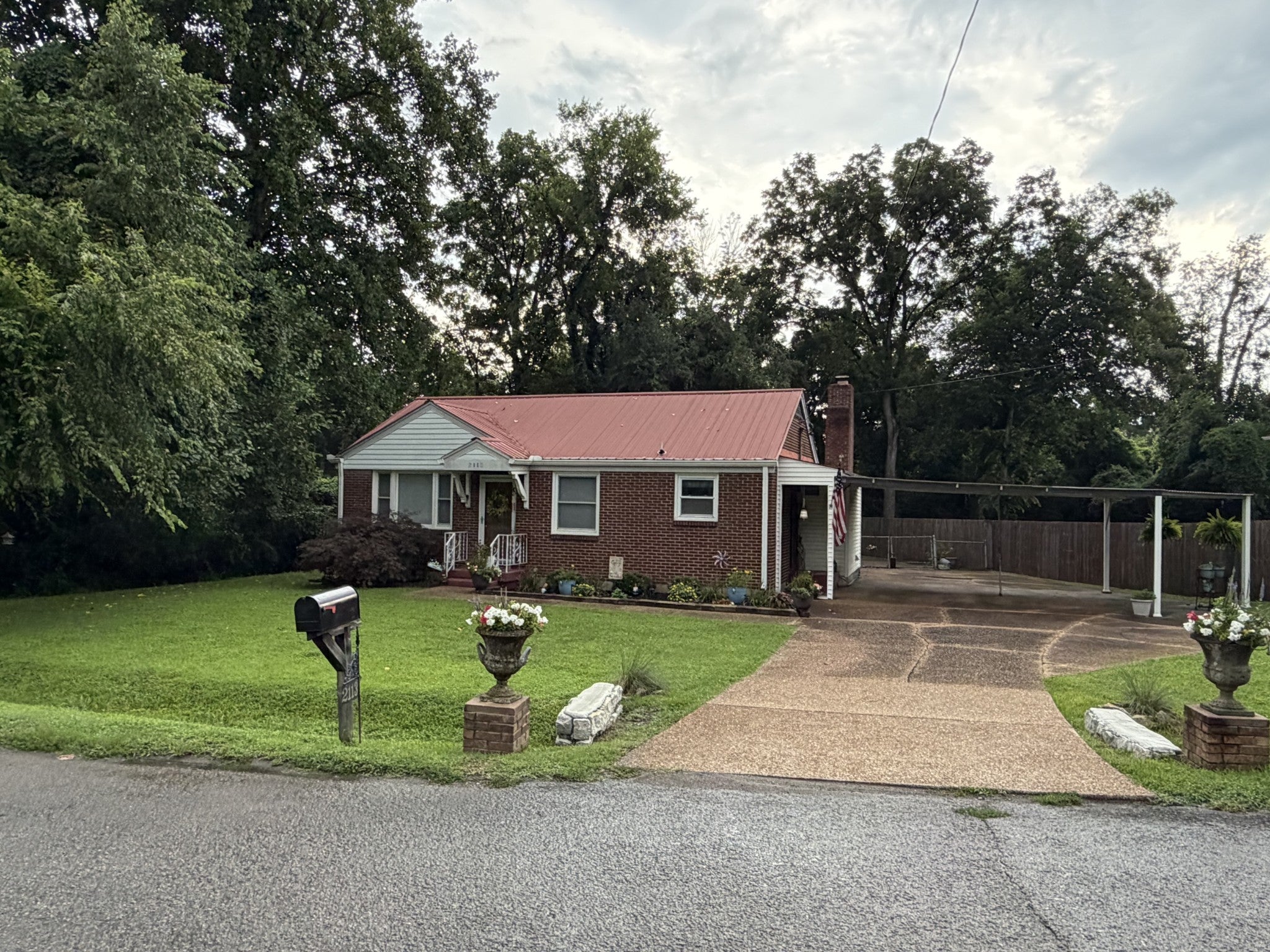 2113 Geneiva Dr, Nashville TN 37216 3-bed home, photo 3 of 3