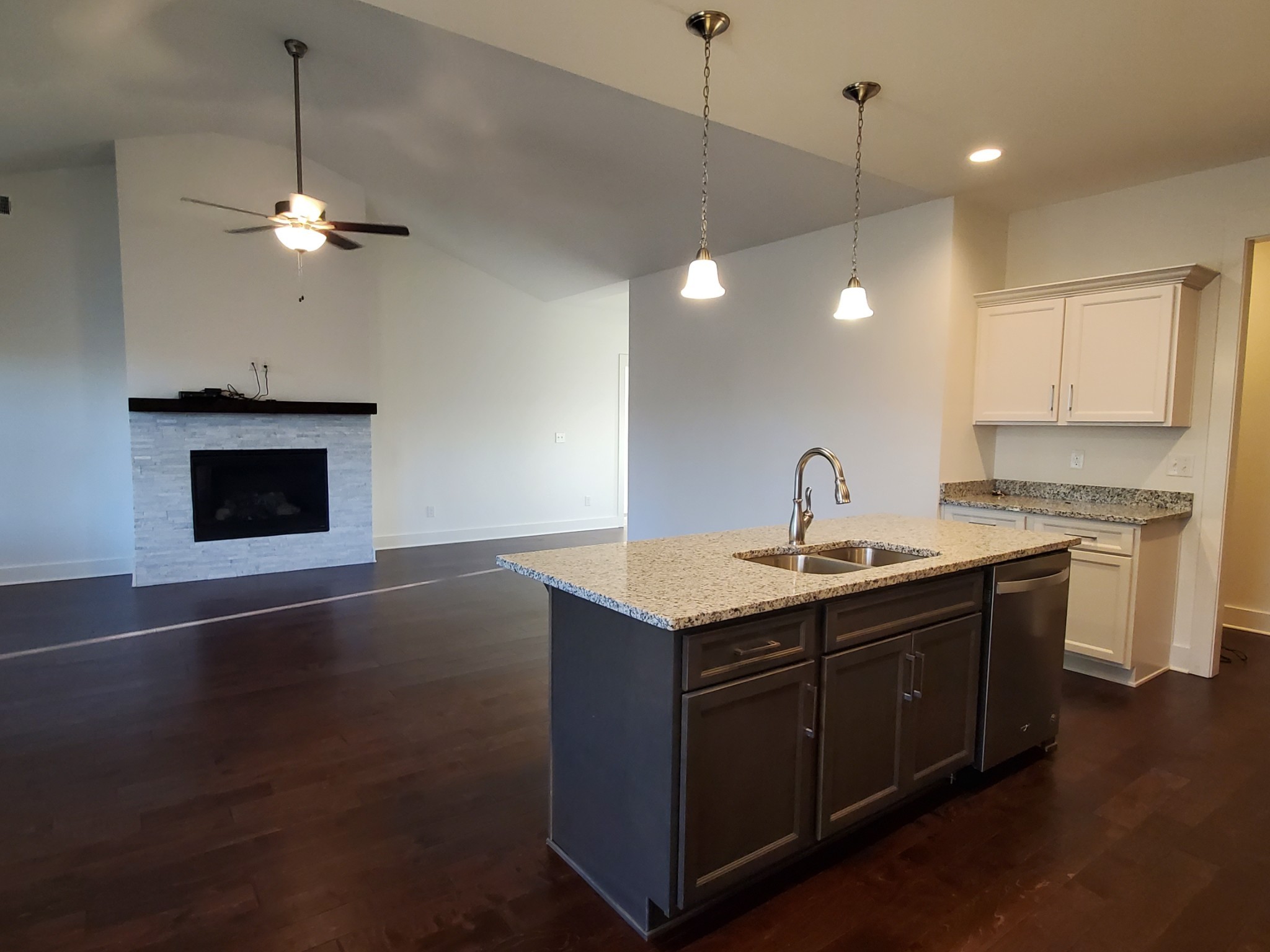 220 Hermitage Point Dr