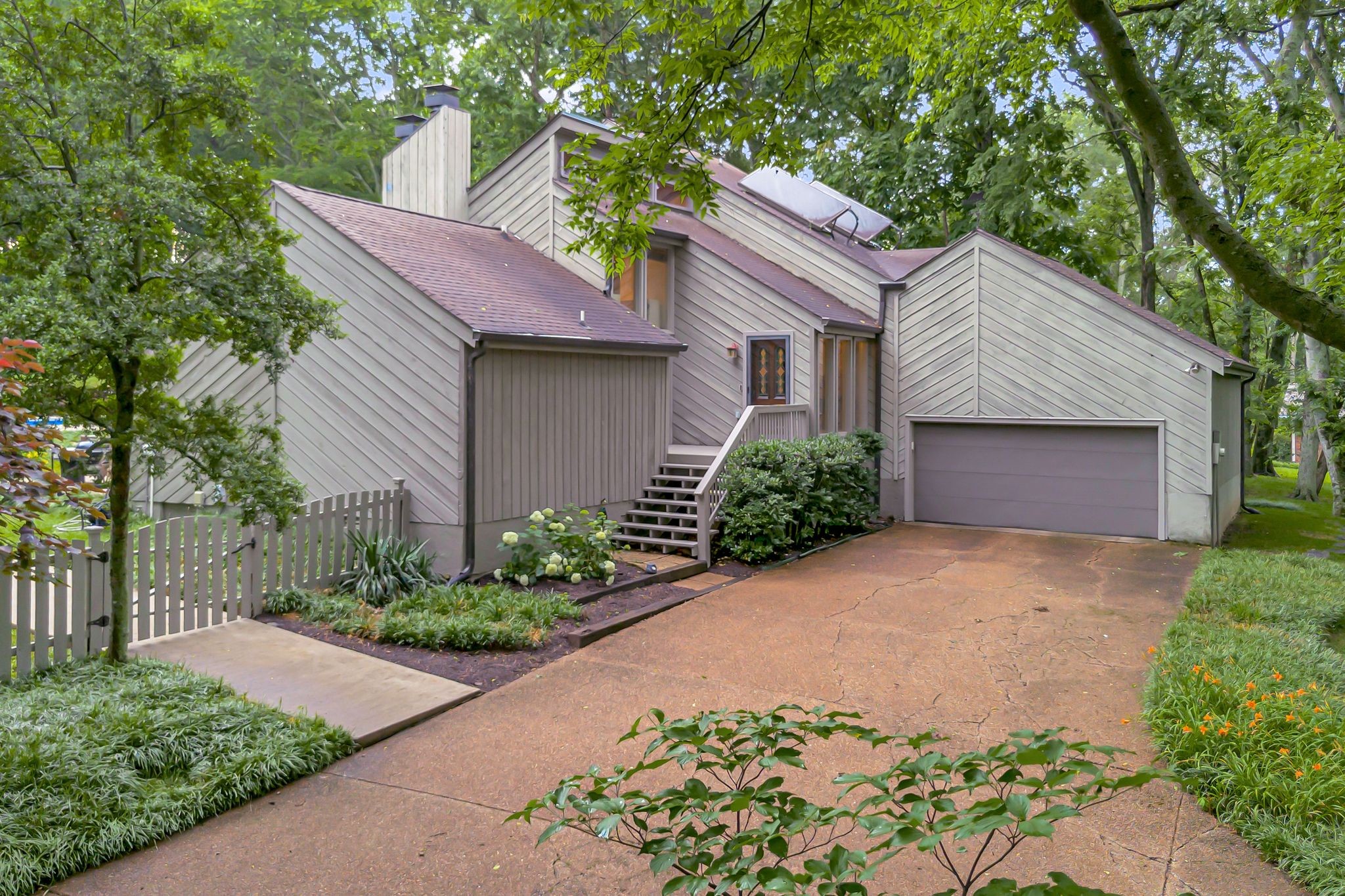 1002 Dickinson Lane