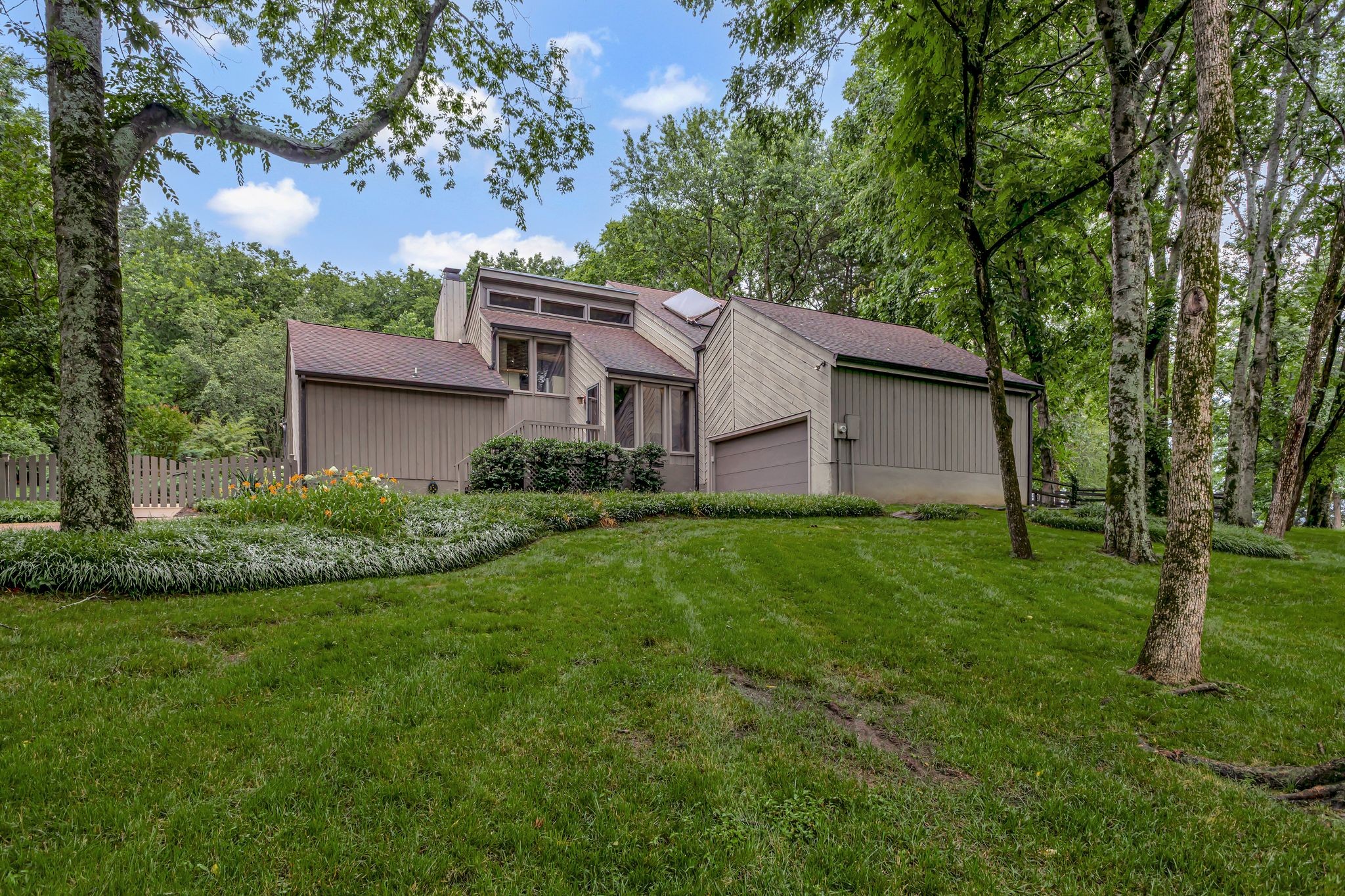 1002 Dickinson Lane
