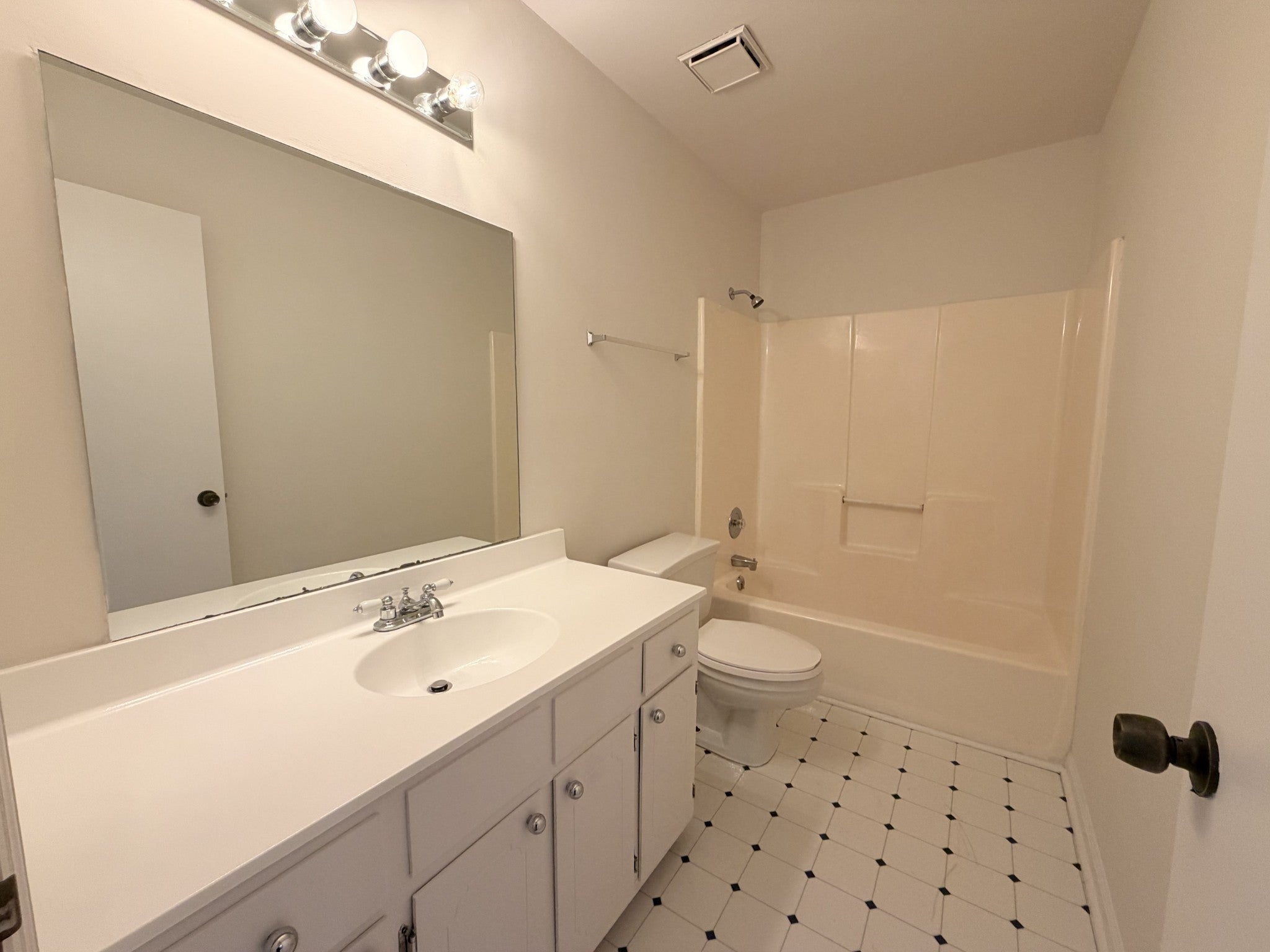 3-bed home sold in Nashville, TN 37211, 303 Paragon Mills Rd 303 Paragon Mills Rd, Nashville TN 37211 3-bed home, photo 5 of 22