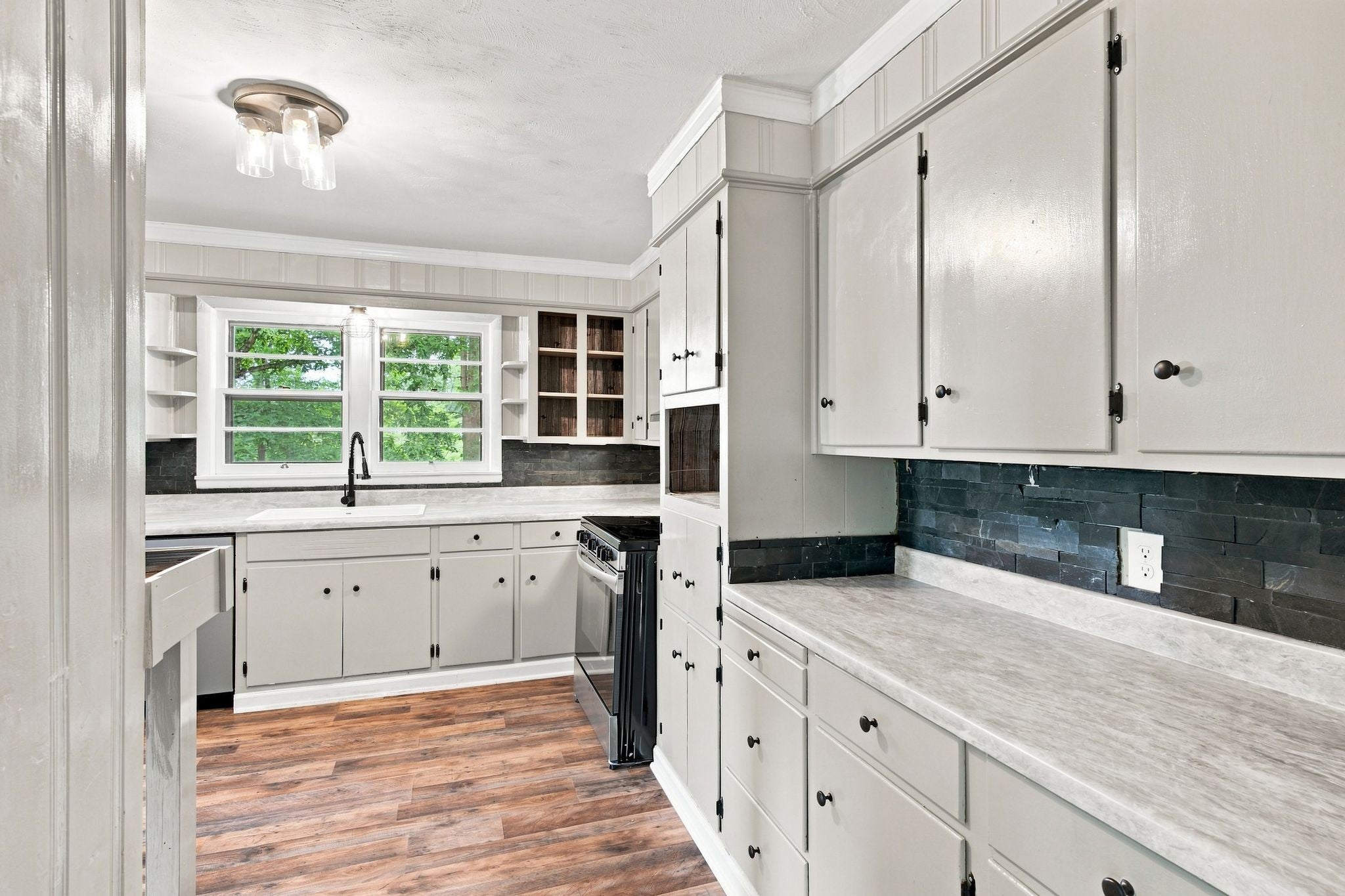 1302 Ellington Dr