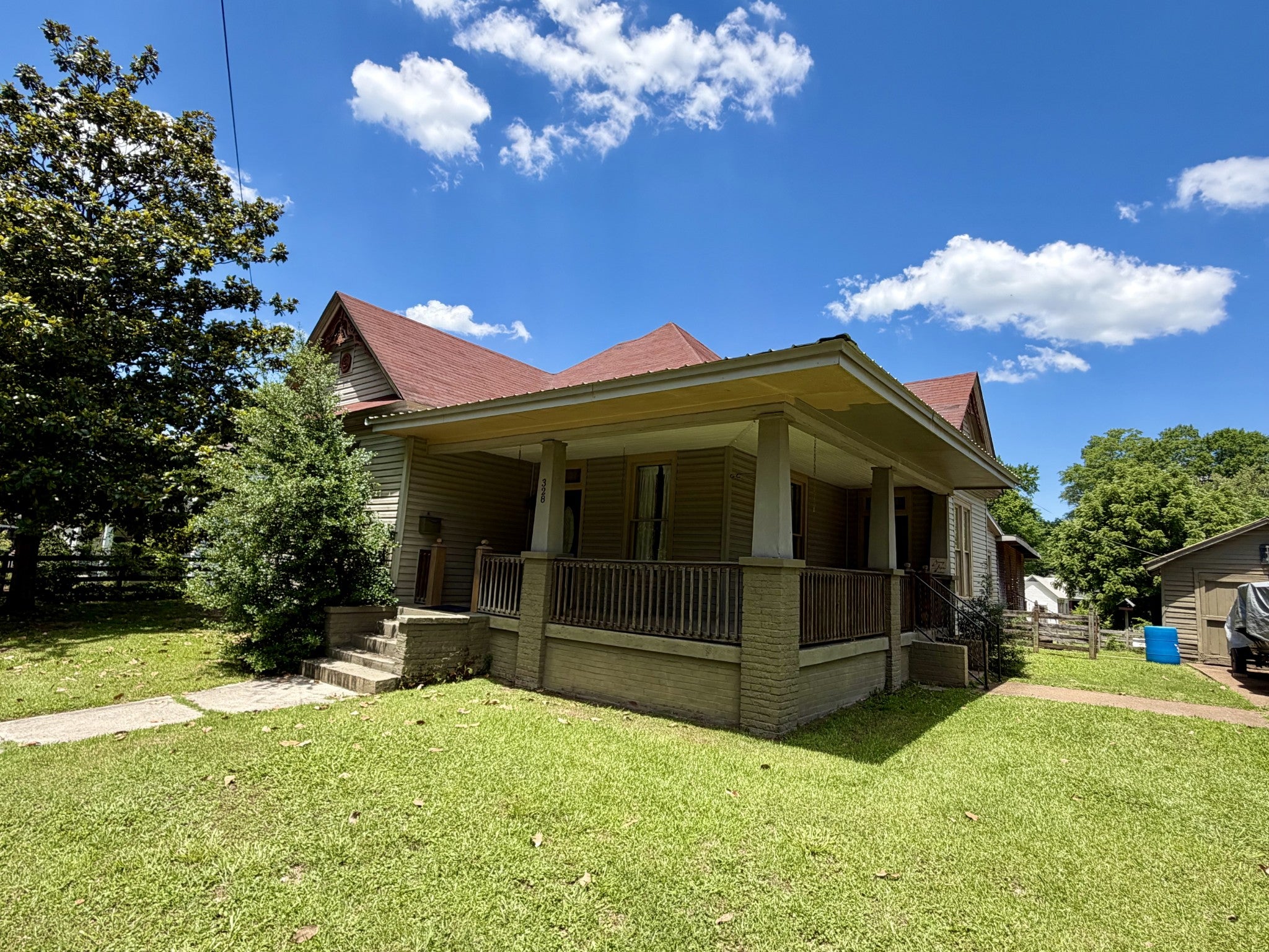 328 Head St