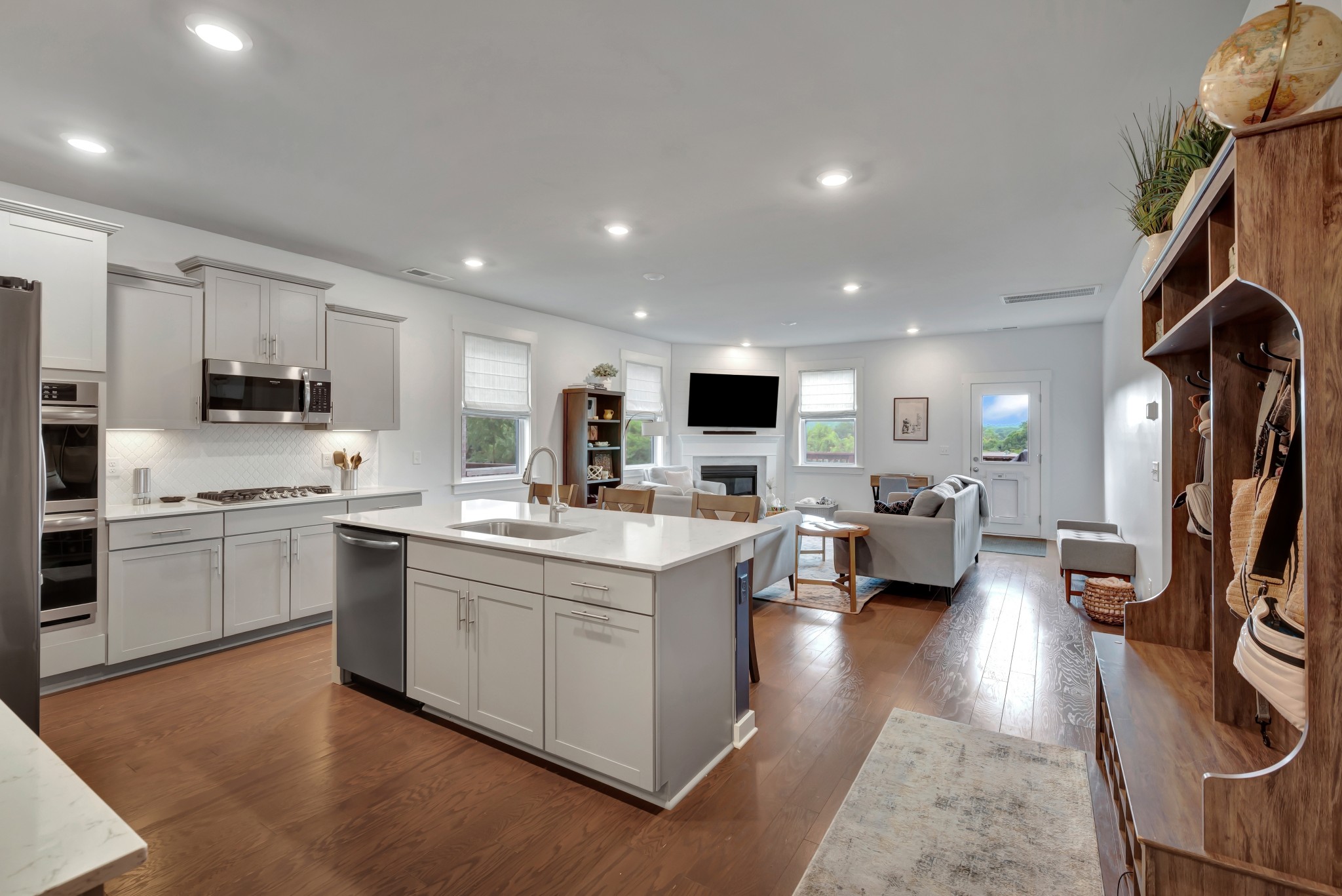 Thompsons Station, Tennessee 37179, United States, 5 Bedrooms Bedrooms, ,5 BathroomsBathrooms,Residential,Active,208640