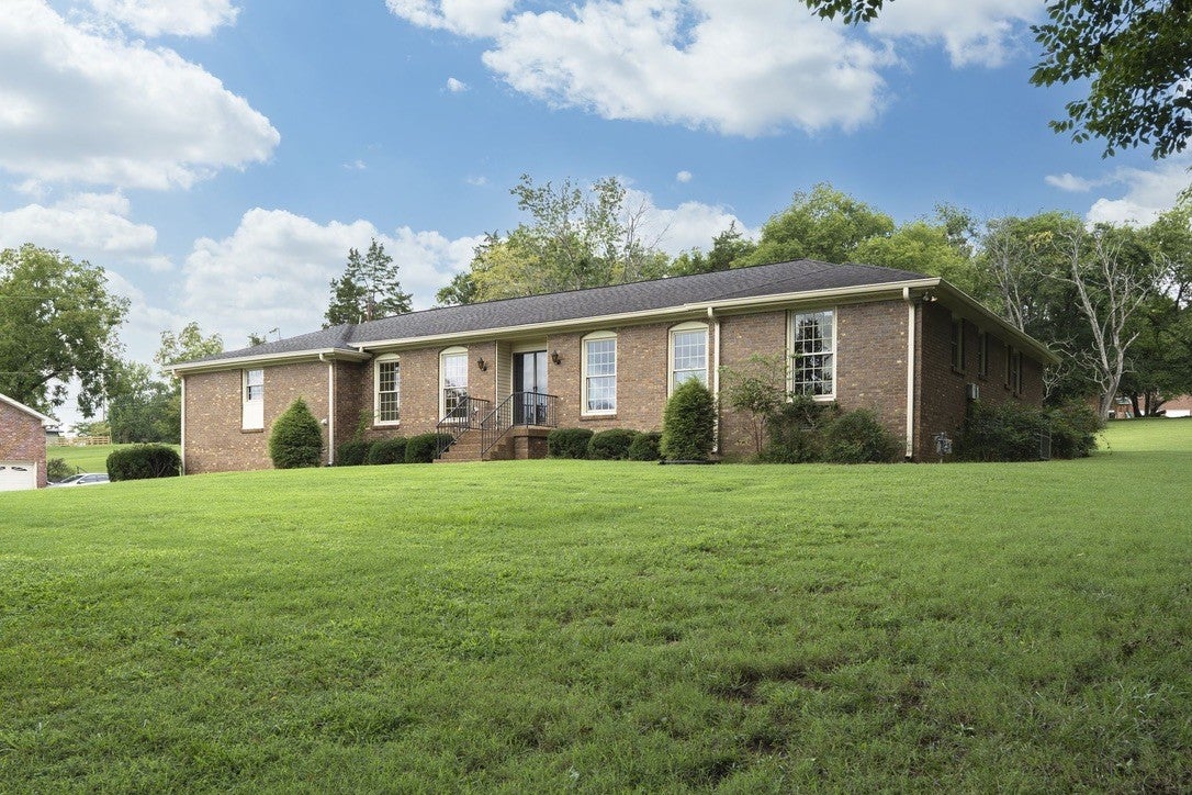 3-bed home for sale in Madison, TN 37115, 2314 East Hill Dr 2314 East Hill Dr, Madison TN 37115 3-bed home, photo 2 of 40