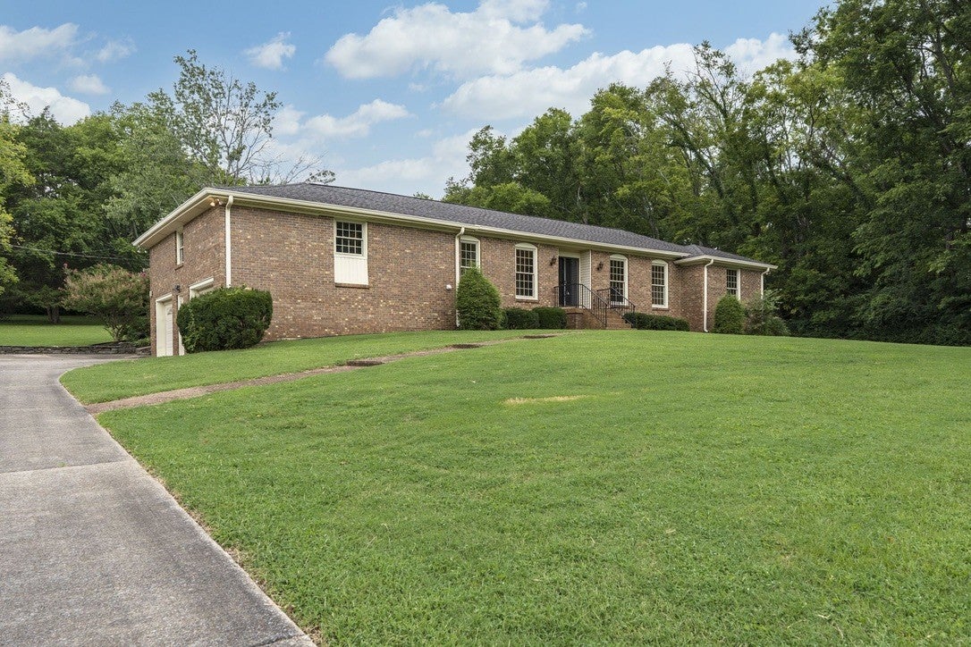 3-bed home for sale in Madison, TN 37115, 2314 East Hill Dr 2314 East Hill Dr, Madison TN 37115 3-bed home, photo 3 of 40