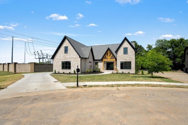 2338 Thad Ct