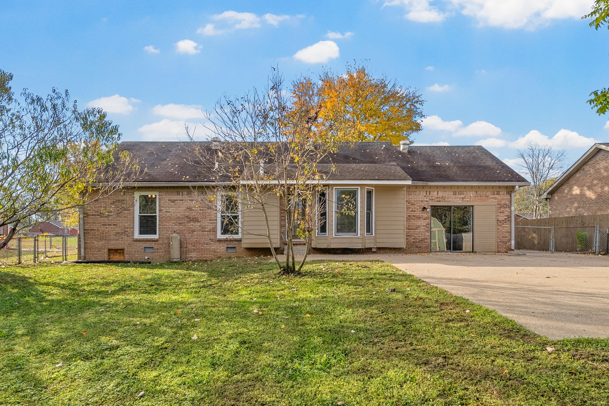 Clarksville, Tennessee 37042, United States, 3 Bedrooms Bedrooms, ,2 BathroomsBathrooms,Residential,Active,240252