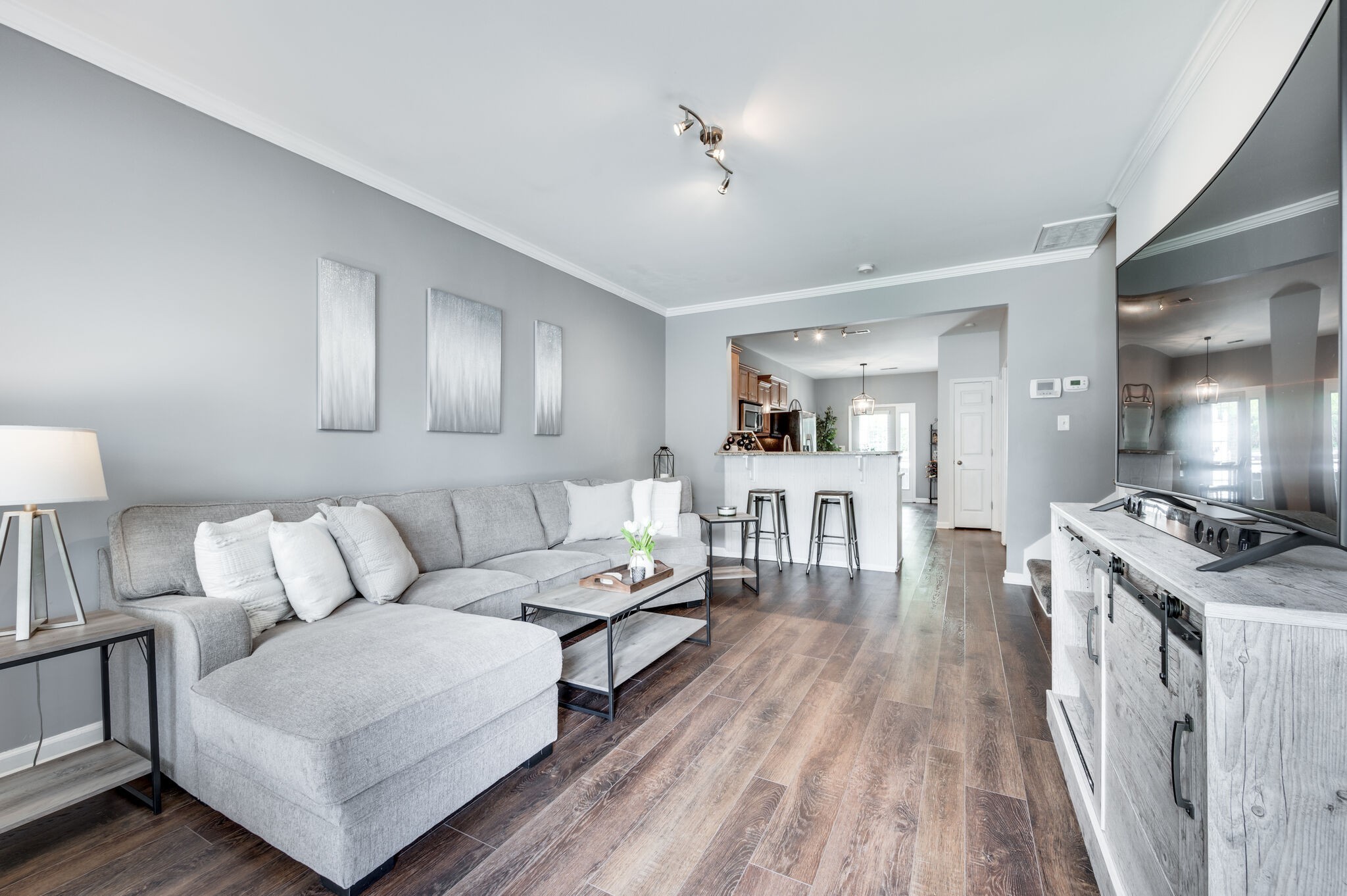 Nashville, Tennessee 37210, United States, 2 Bedrooms Bedrooms, ,2 BathroomsBathrooms,Residential,Pending,85073