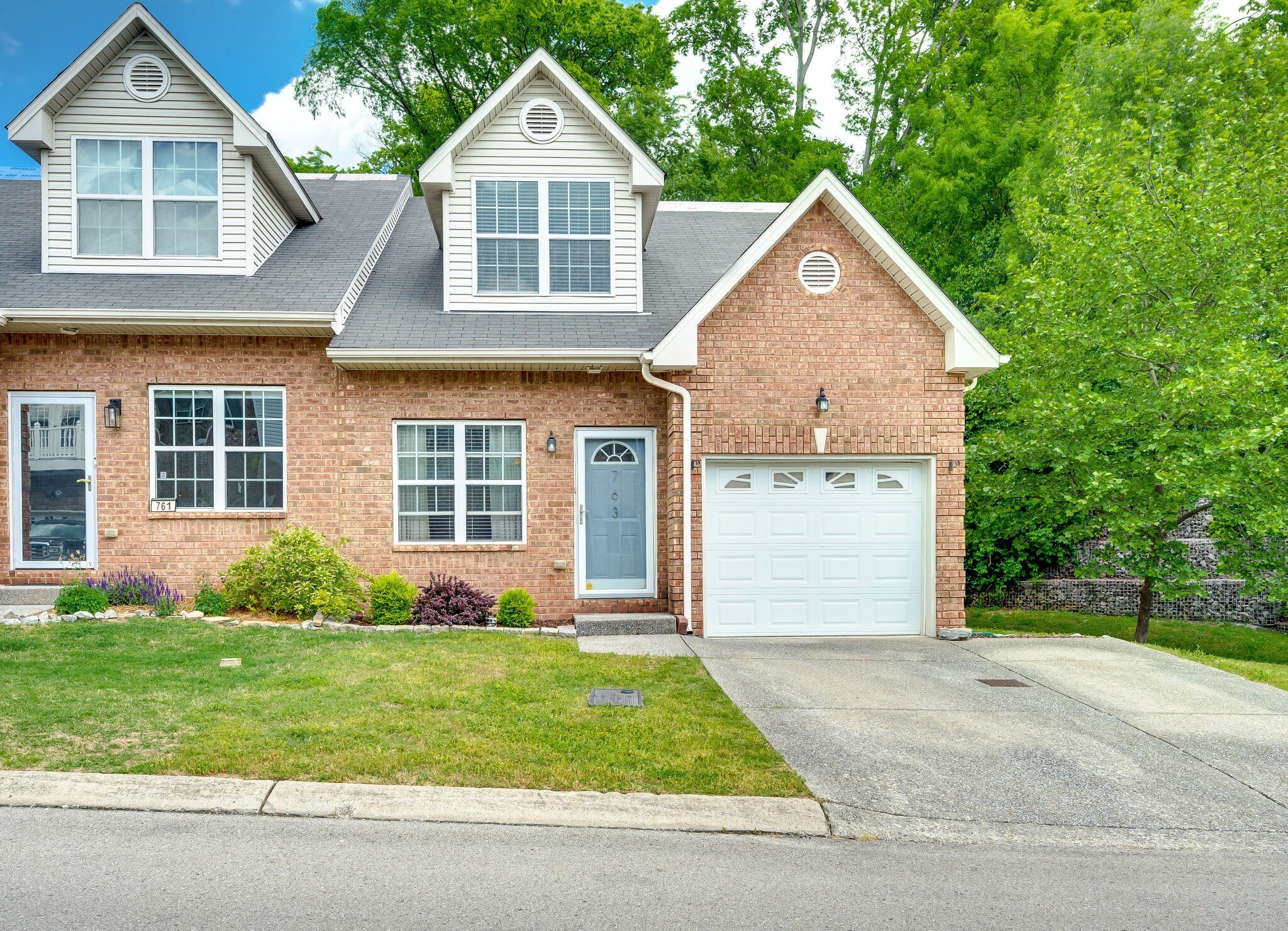 Nashville, Tennessee 37210, United States, 2 Bedrooms Bedrooms, ,2 BathroomsBathrooms,Residential,Pending,85073