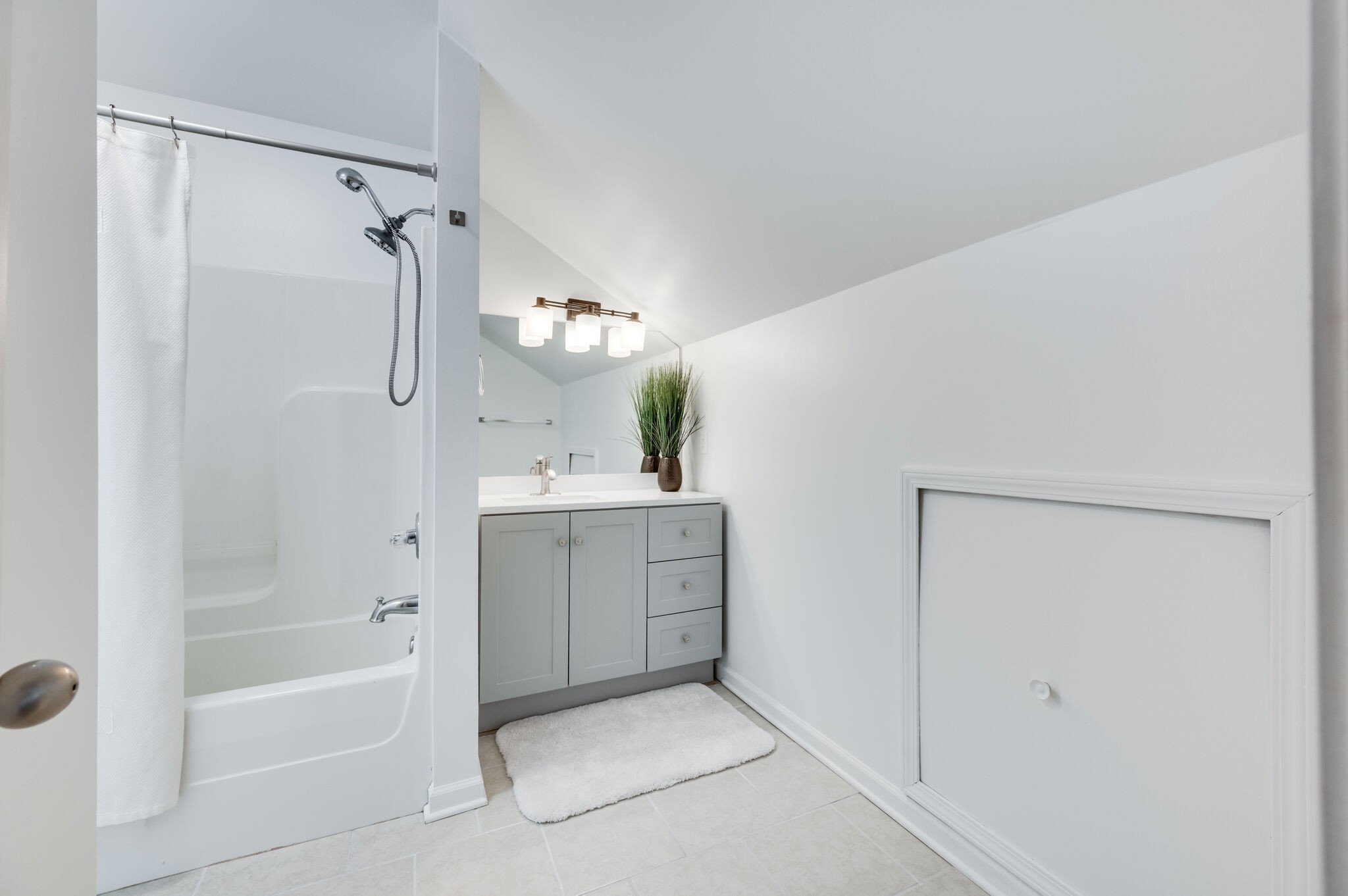 Nashville, Tennessee 37210, United States, 2 Bedrooms Bedrooms, ,2 BathroomsBathrooms,Residential,Pending,85073