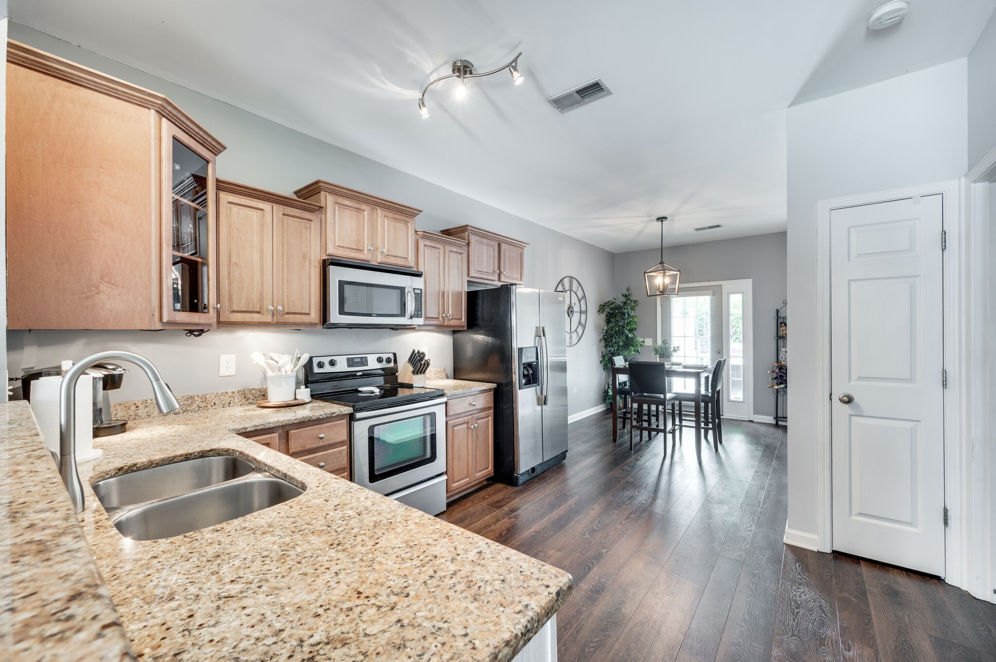 Nashville, Tennessee 37210, United States, 2 Bedrooms Bedrooms, ,2 BathroomsBathrooms,Residential,Pending,85073