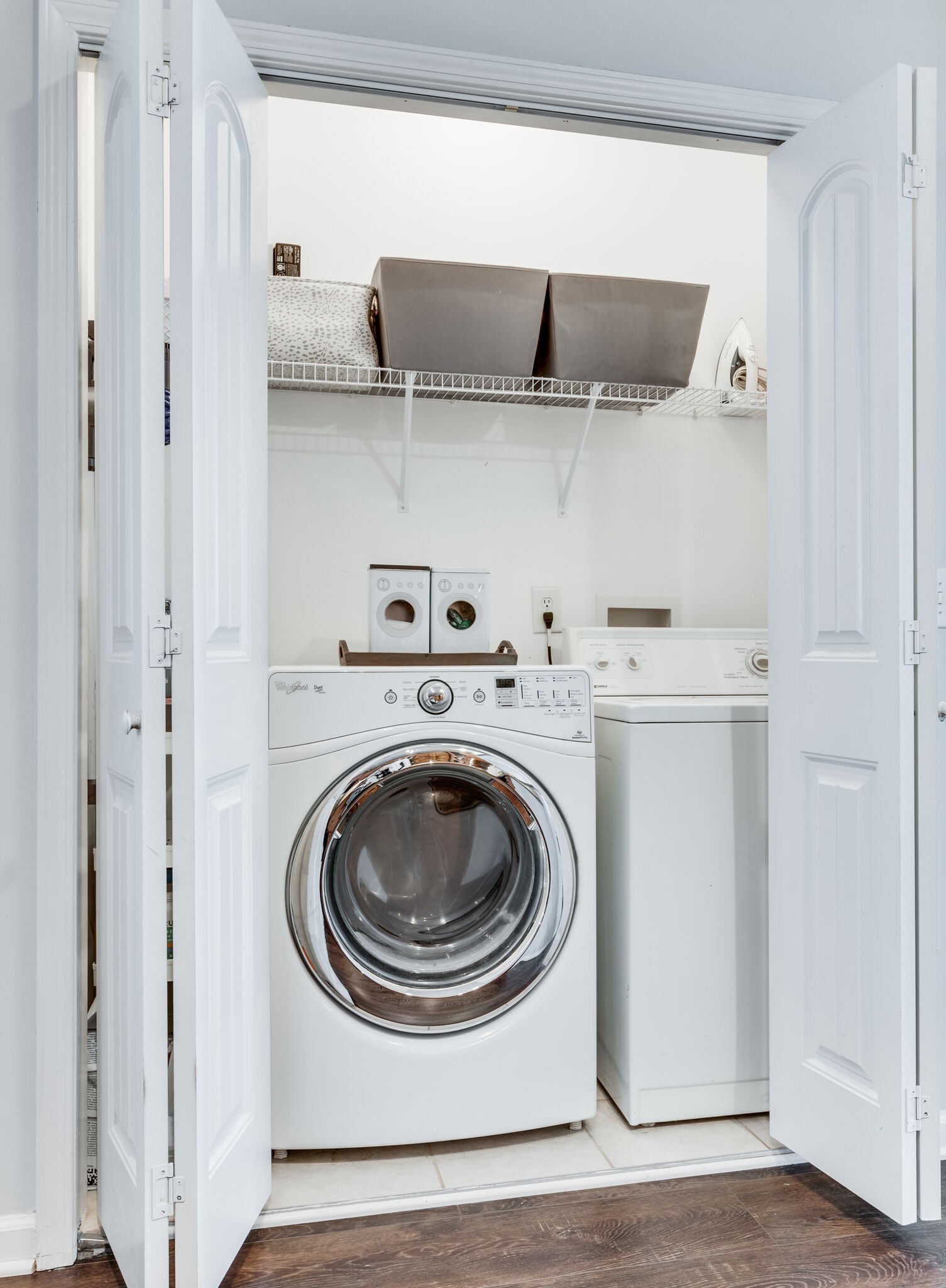 Nashville, Tennessee 37210, United States, 2 Bedrooms Bedrooms, ,2 BathroomsBathrooms,Residential,Pending,85073