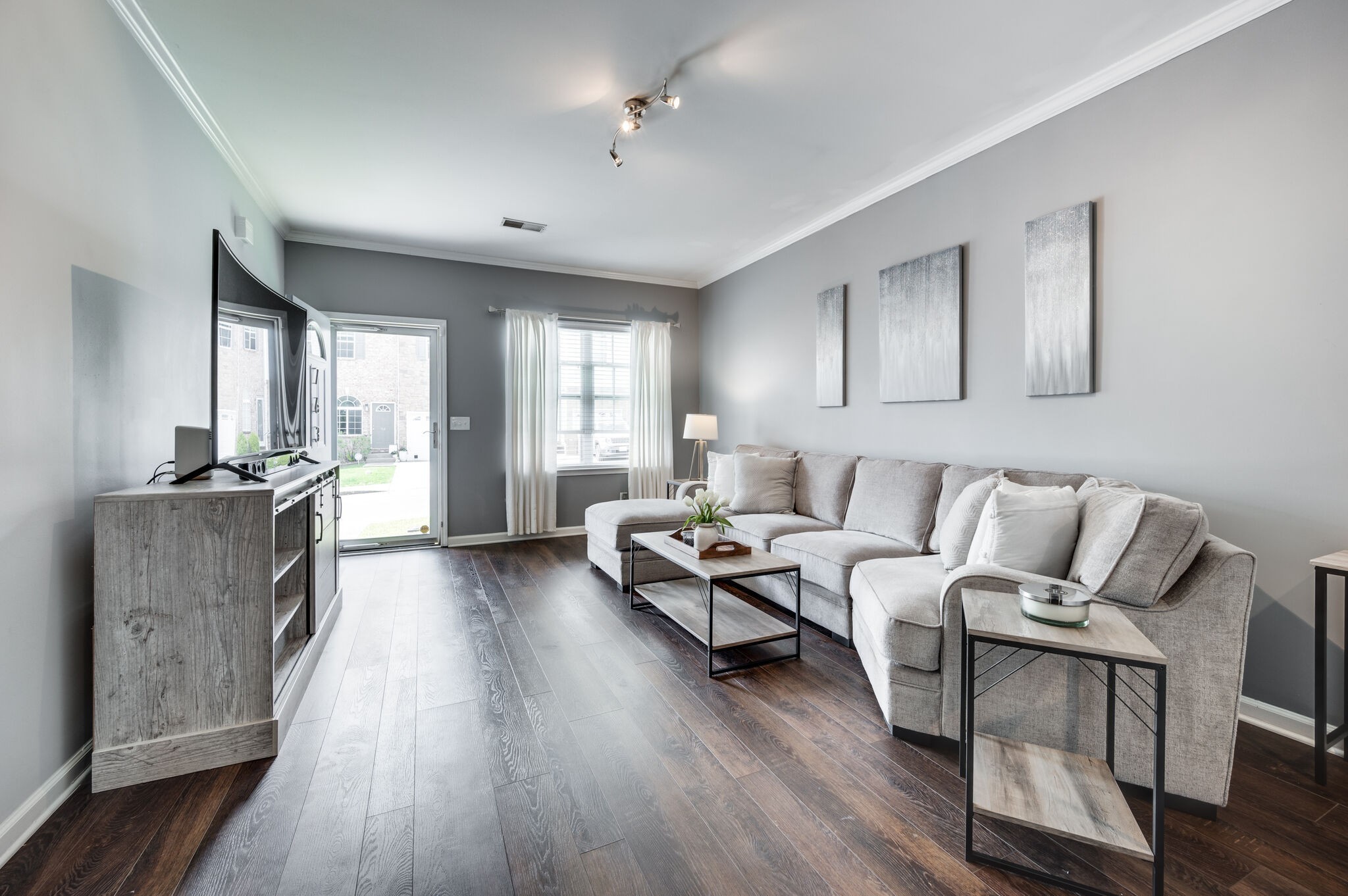 Nashville, Tennessee 37210, United States, 2 Bedrooms Bedrooms, ,2 BathroomsBathrooms,Residential,Pending,85073