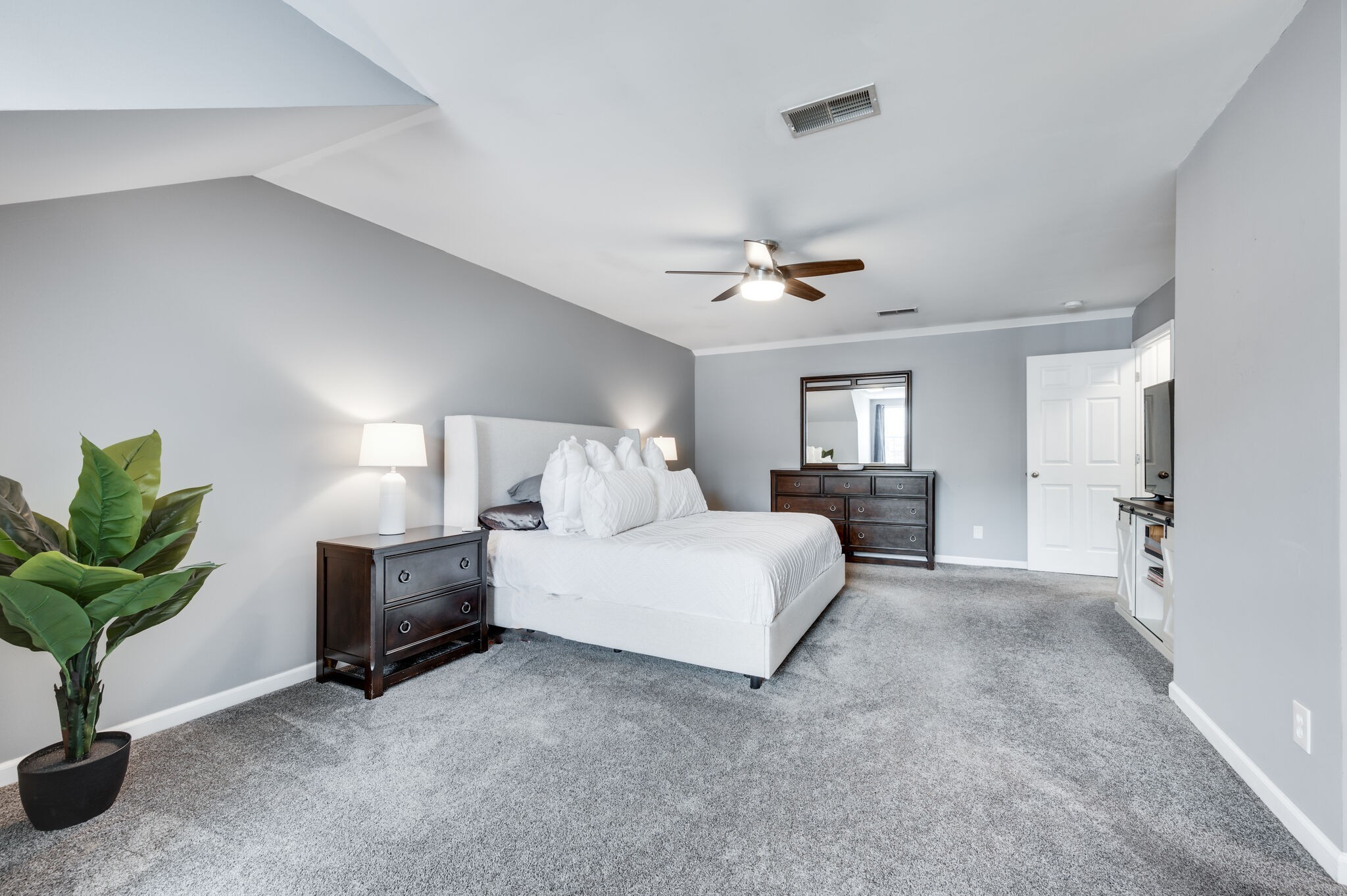 Nashville, Tennessee 37210, United States, 2 Bedrooms Bedrooms, ,2 BathroomsBathrooms,Residential,Pending,85073