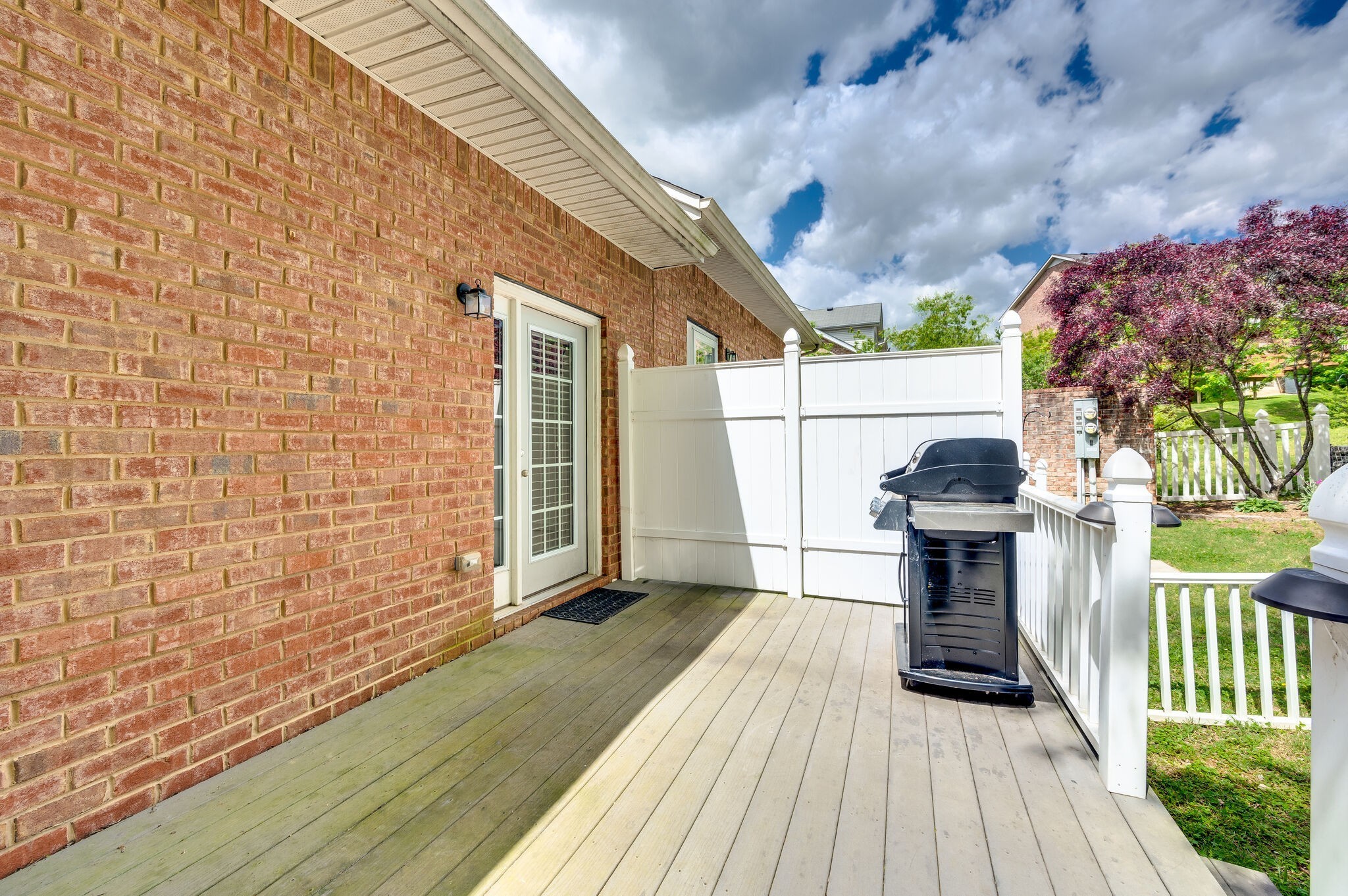 Nashville, Tennessee 37210, United States, 2 Bedrooms Bedrooms, ,2 BathroomsBathrooms,Residential,Pending,85073