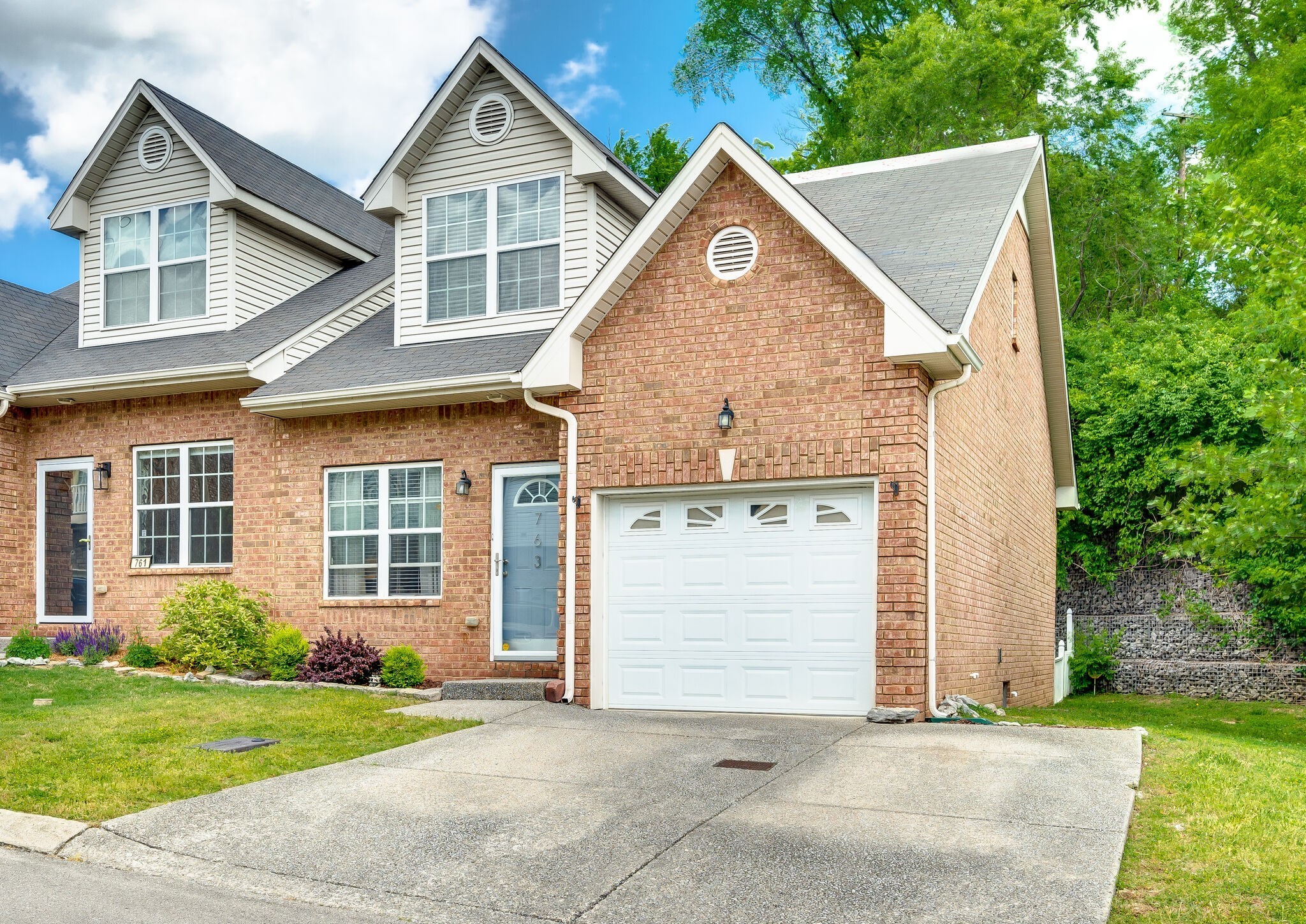 Nashville, Tennessee 37210, United States, 2 Bedrooms Bedrooms, ,2 BathroomsBathrooms,Residential,Pending,85073