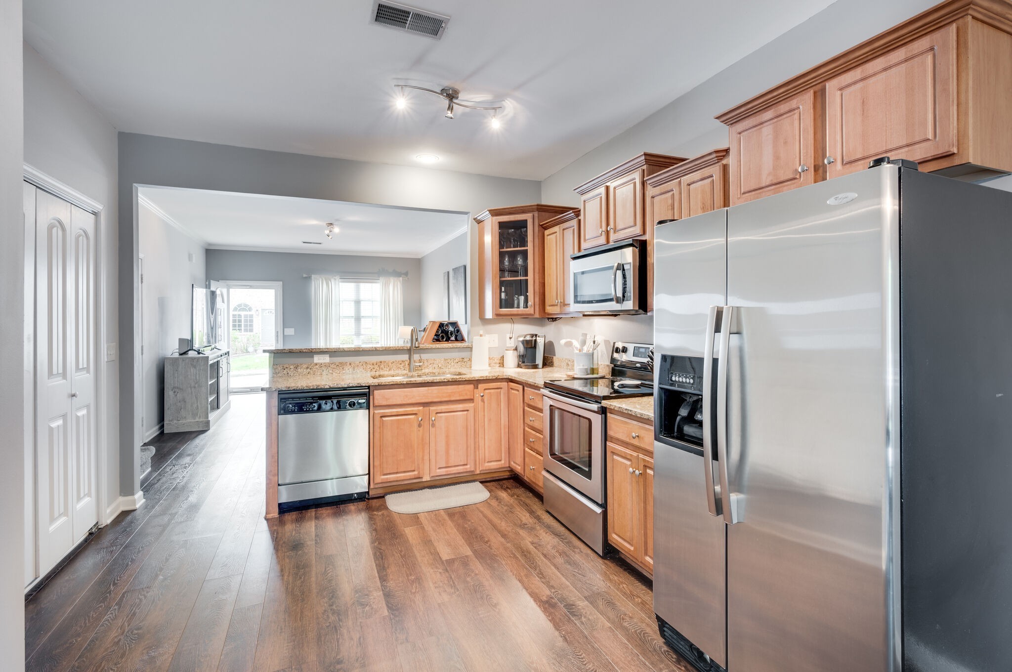 Nashville, Tennessee 37210, United States, 2 Bedrooms Bedrooms, ,2 BathroomsBathrooms,Residential,Pending,85073