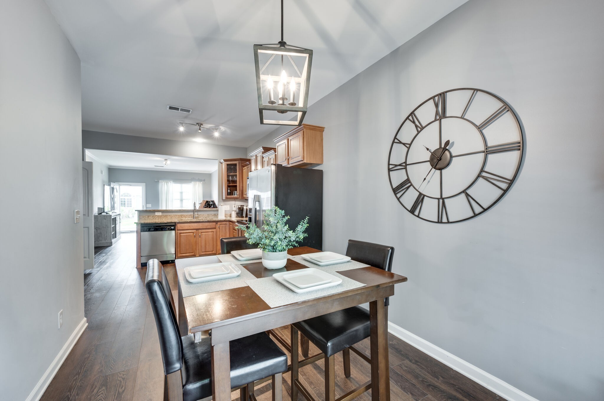 Nashville, Tennessee 37210, United States, 2 Bedrooms Bedrooms, ,2 BathroomsBathrooms,Residential,Pending,85073