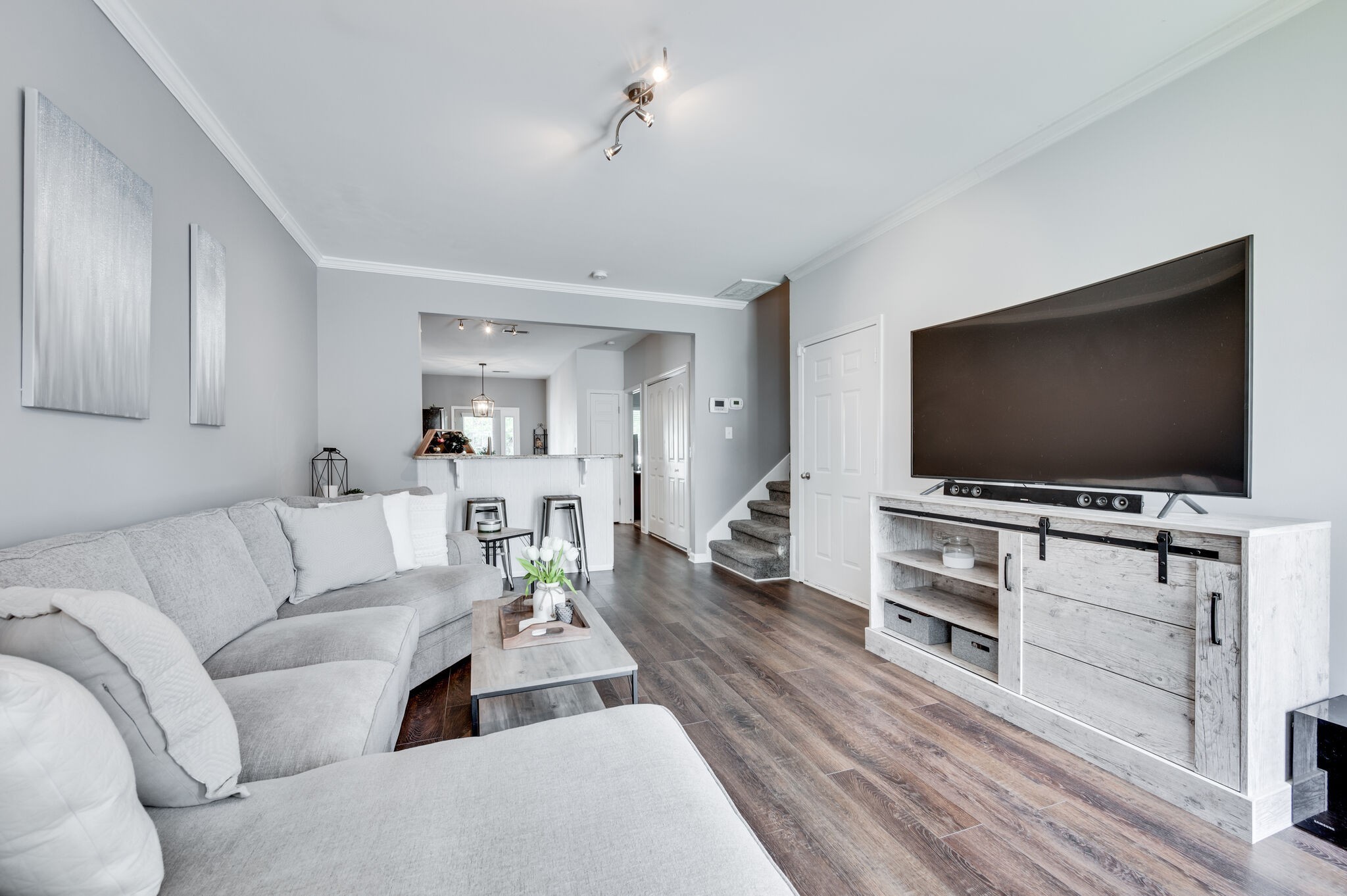 Nashville, Tennessee 37210, United States, 2 Bedrooms Bedrooms, ,2 BathroomsBathrooms,Residential,Pending,85073