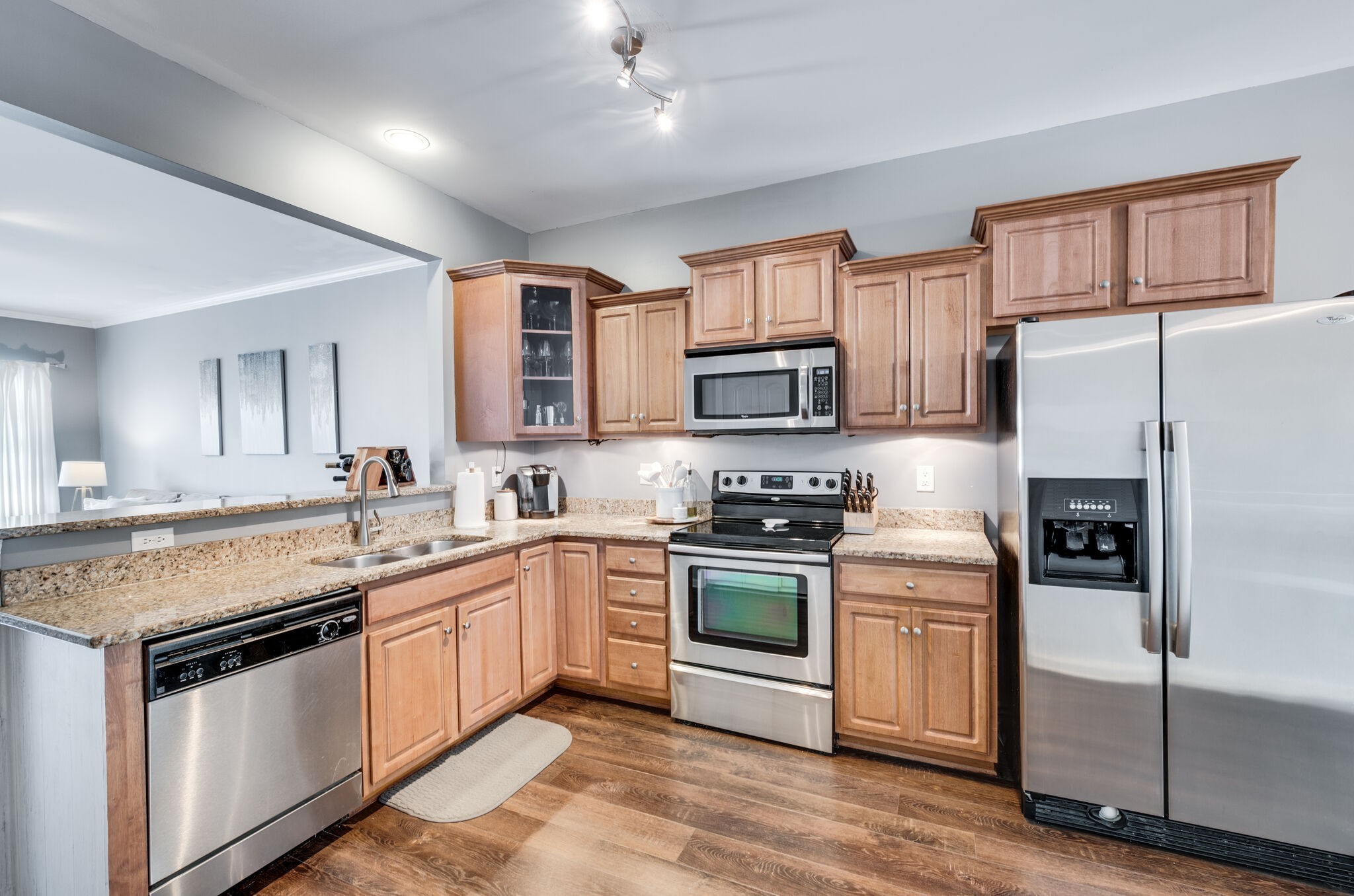 Nashville, Tennessee 37210, United States, 2 Bedrooms Bedrooms, ,2 BathroomsBathrooms,Residential,Pending,85073