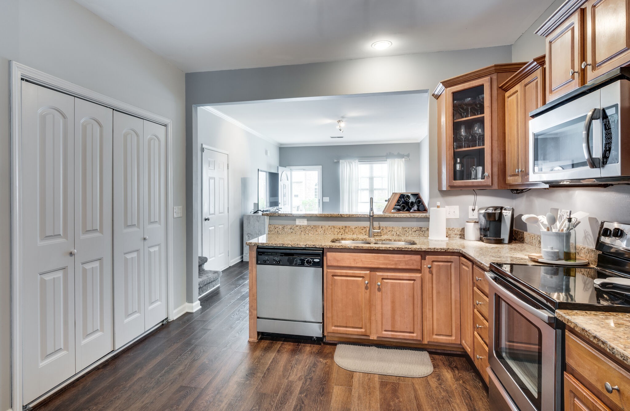 Nashville, Tennessee 37210, United States, 2 Bedrooms Bedrooms, ,2 BathroomsBathrooms,Residential,Pending,85073