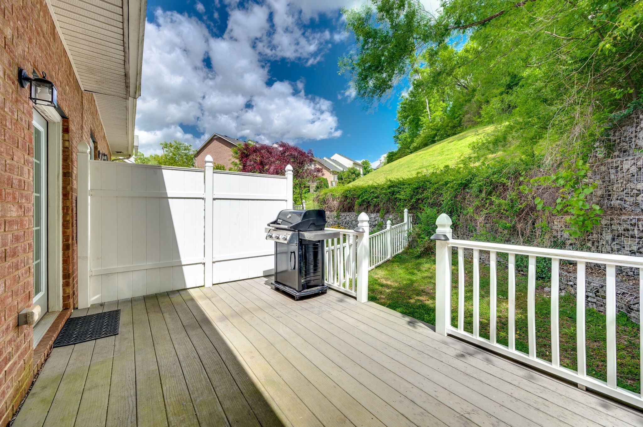 Nashville, Tennessee 37210, United States, 2 Bedrooms Bedrooms, ,2 BathroomsBathrooms,Residential,Pending,85073