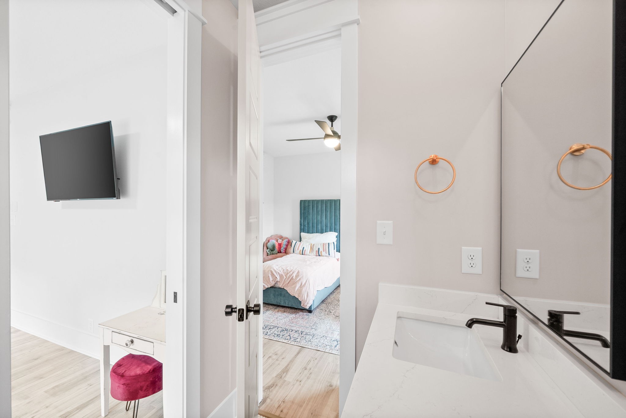 Clarksville, Tennessee 37043, United States, 4 Bedrooms Bedrooms, ,5 BathroomsBathrooms,Residential,Active,161513