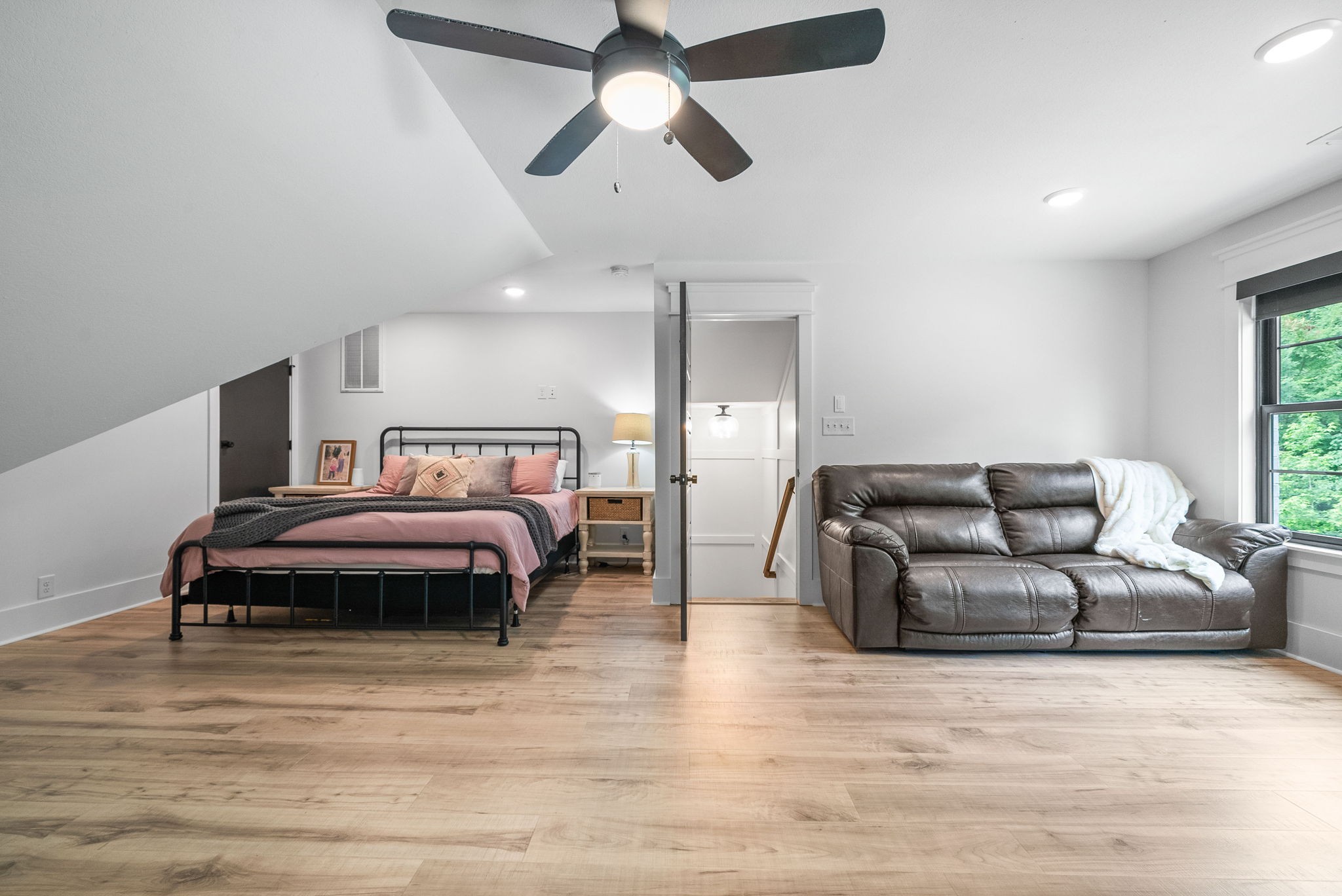 Clarksville, Tennessee 37043, United States, 4 Bedrooms Bedrooms, ,5 BathroomsBathrooms,Residential,Active,161513