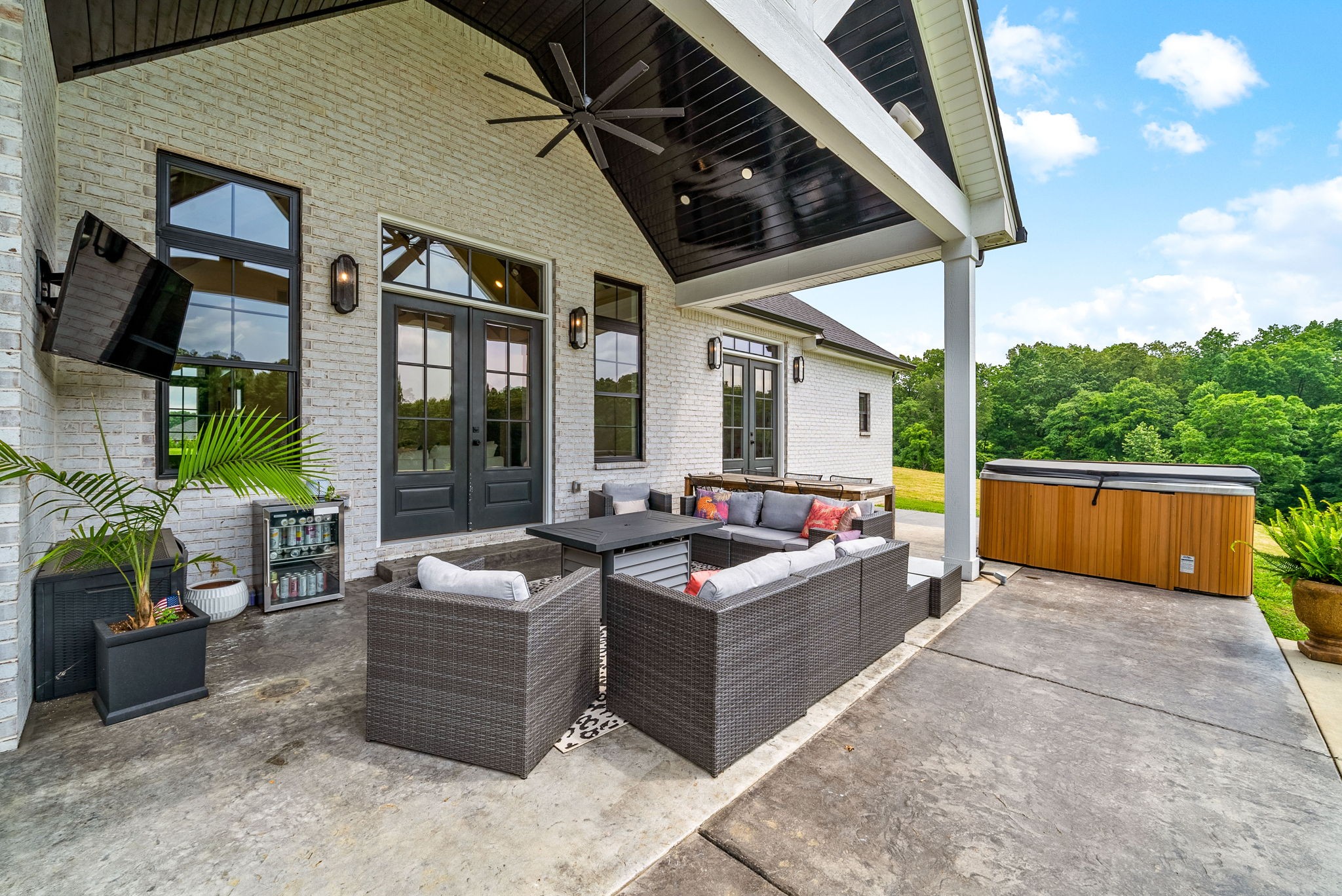 Clarksville, Tennessee 37043, United States, 4 Bedrooms Bedrooms, ,5 BathroomsBathrooms,Residential,Active,161513