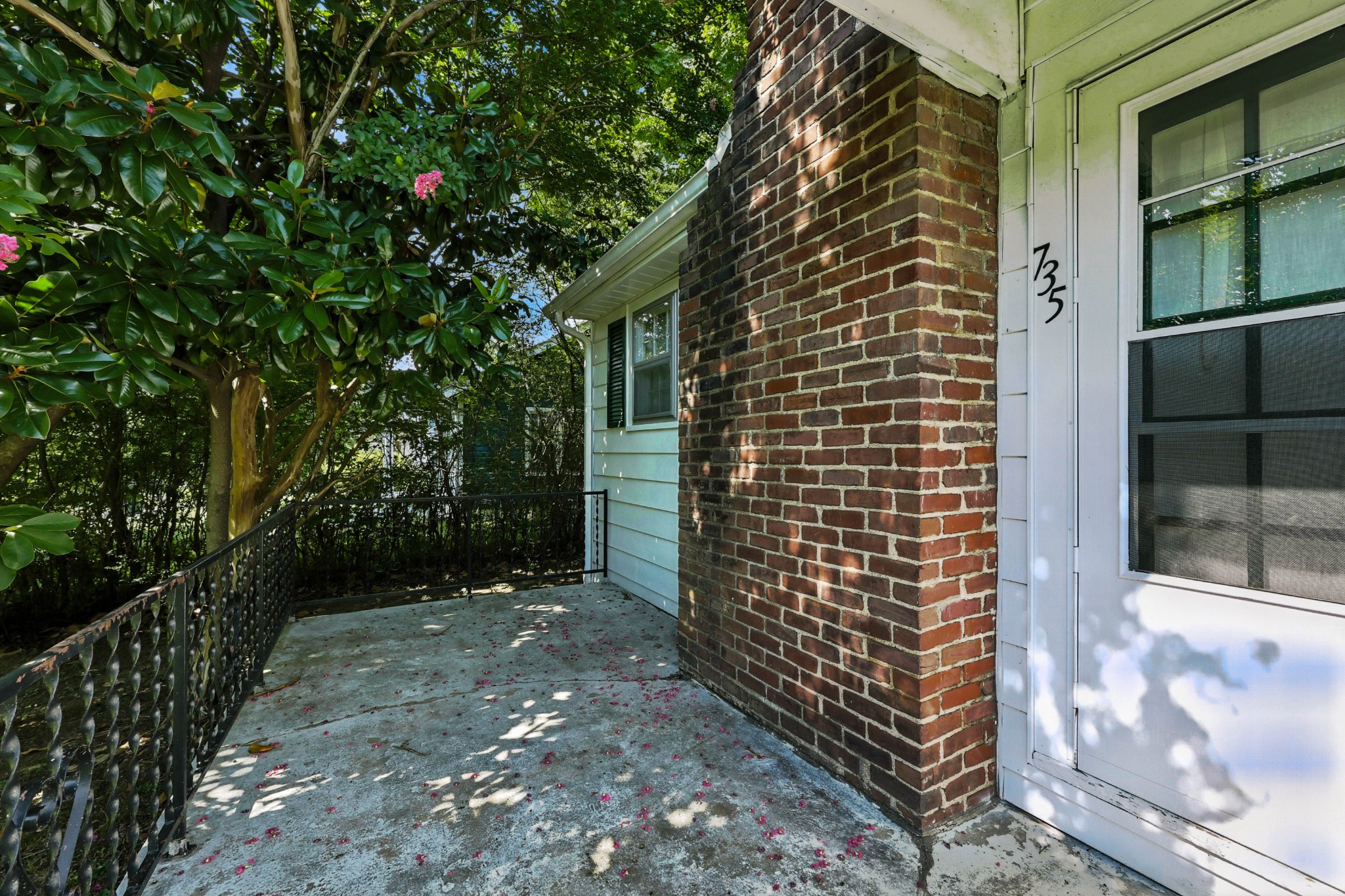 735 Gracey Ave