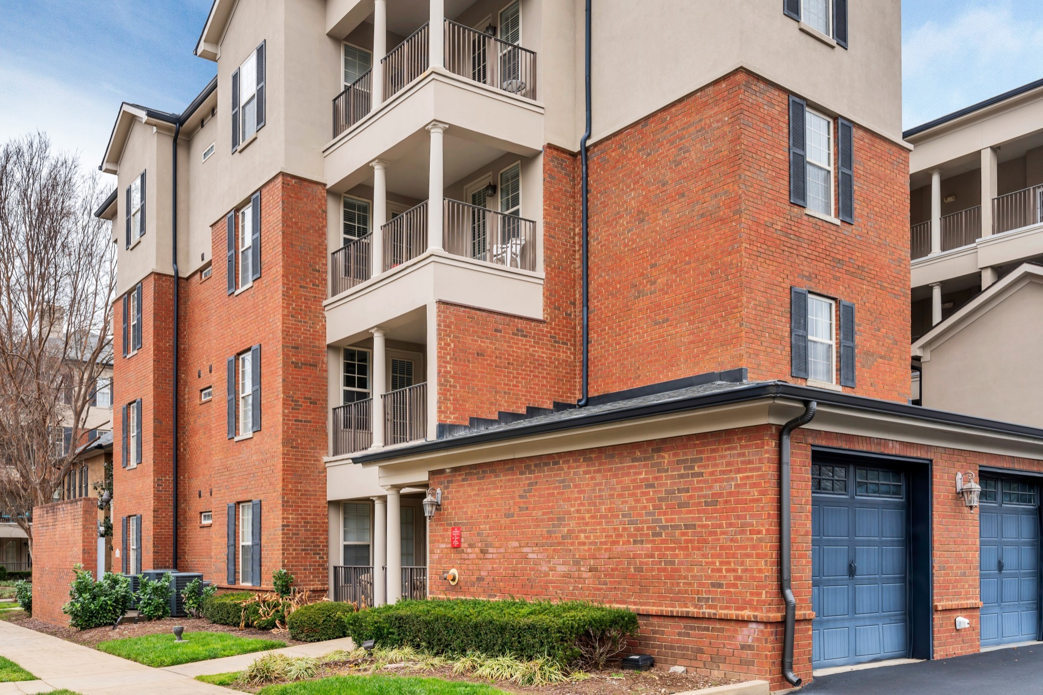 305 Seven Springs Way 302