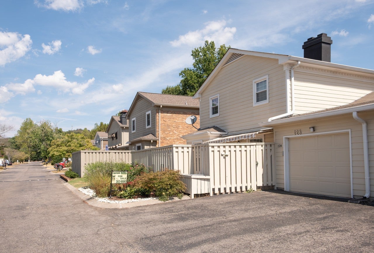 128 Boxwood Dr