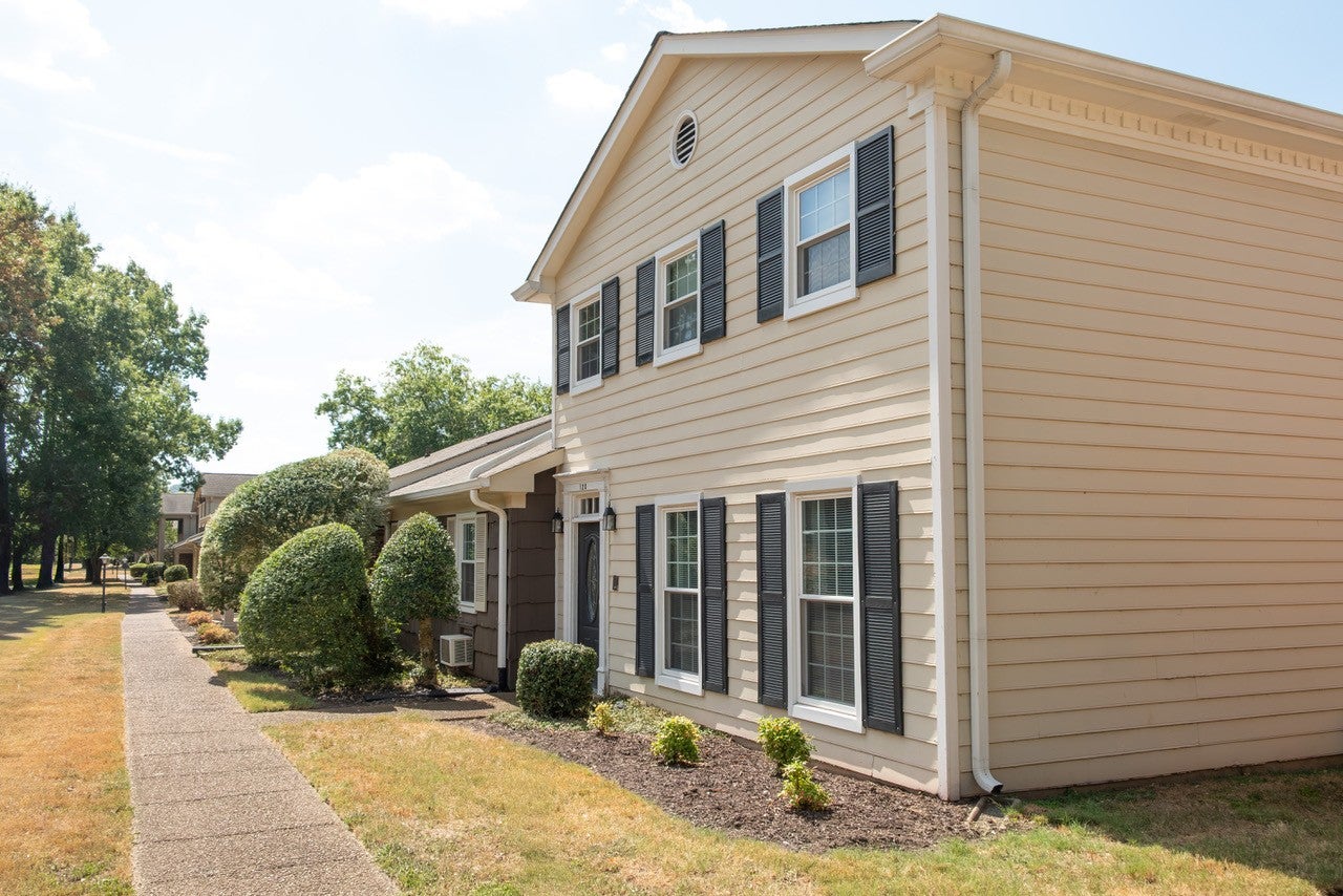 128 Boxwood Dr