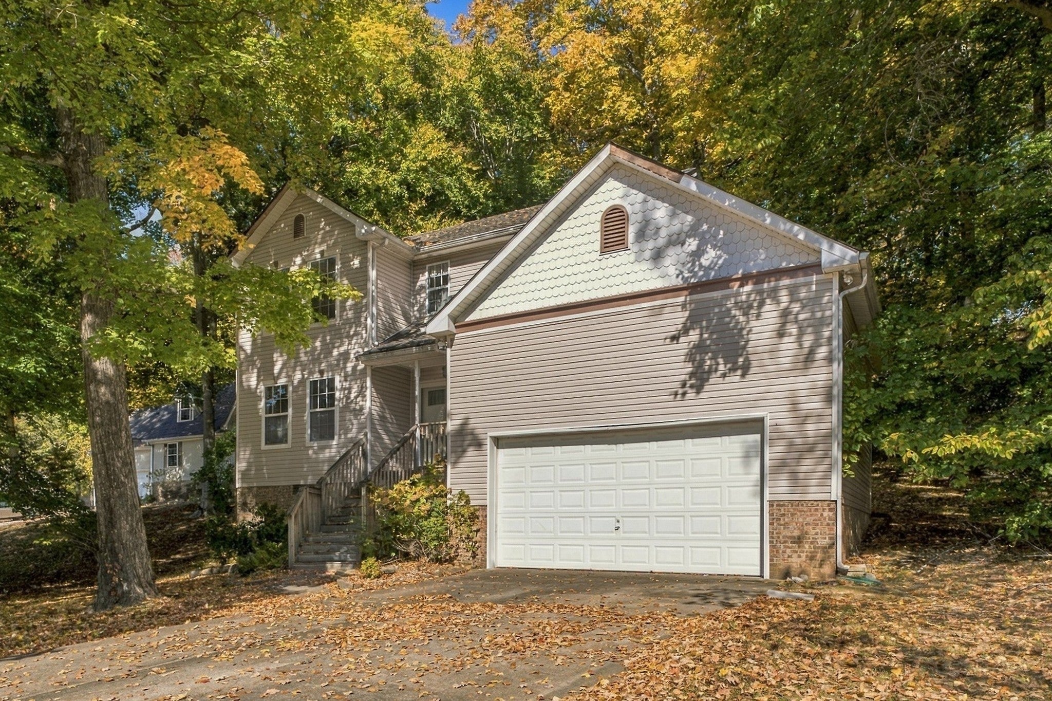 1009 Hunters Ln
