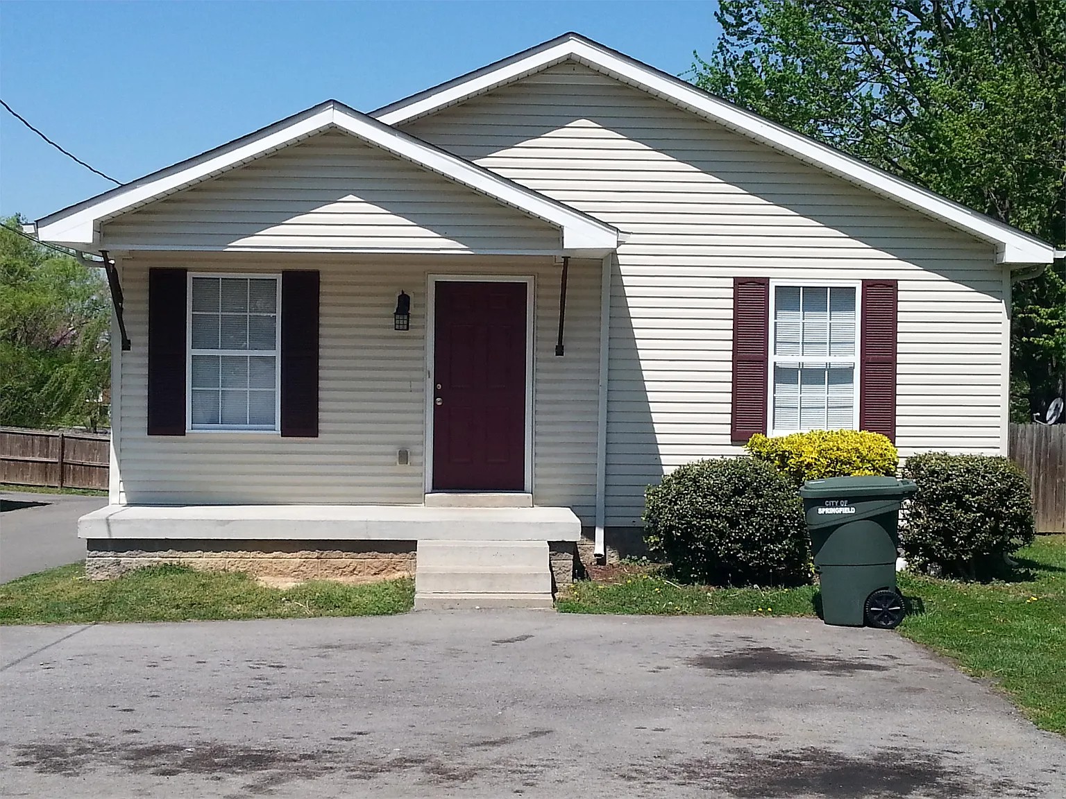 114 W Hillcrest Dr