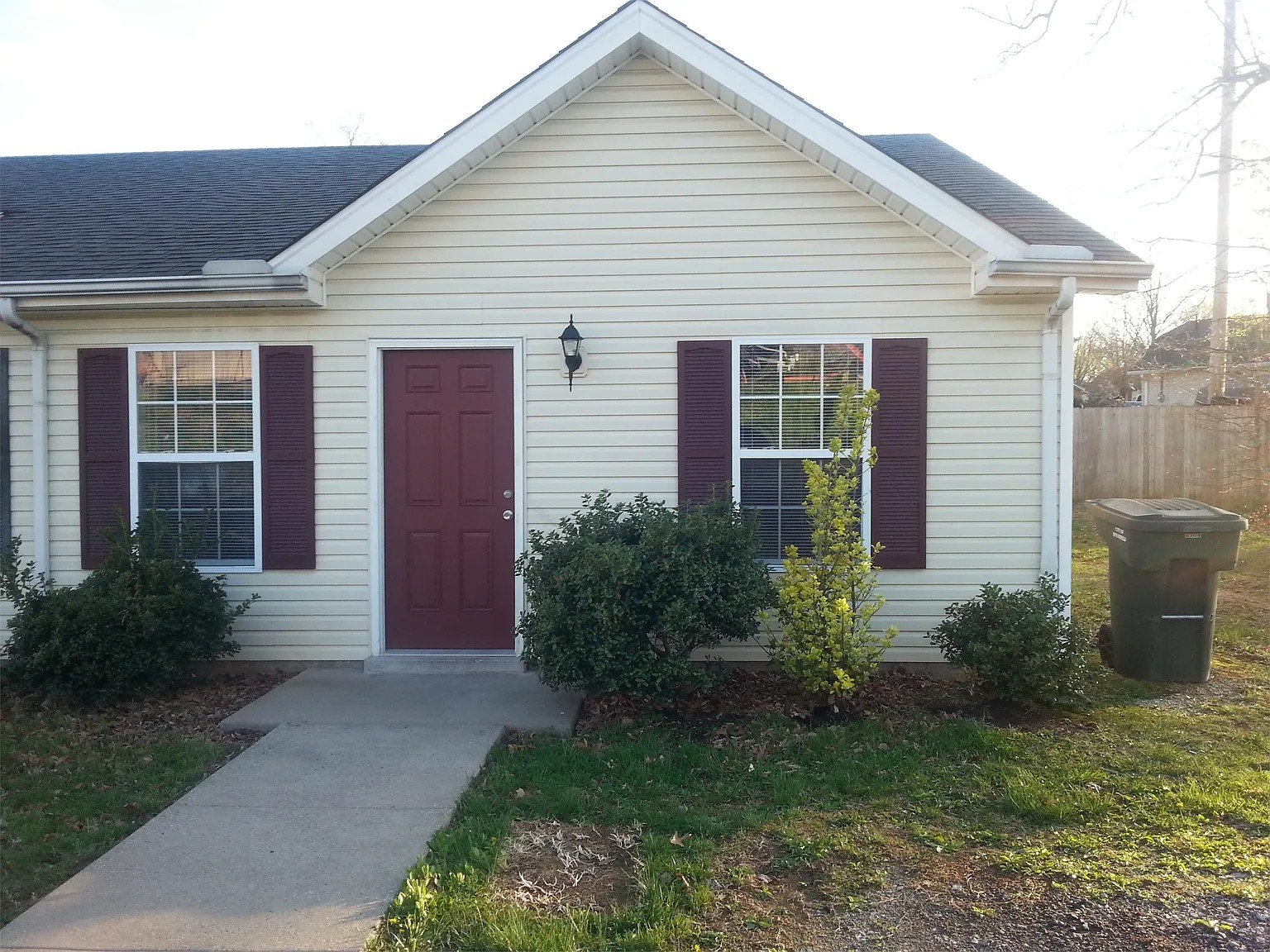 114 W Hillcrest Dr