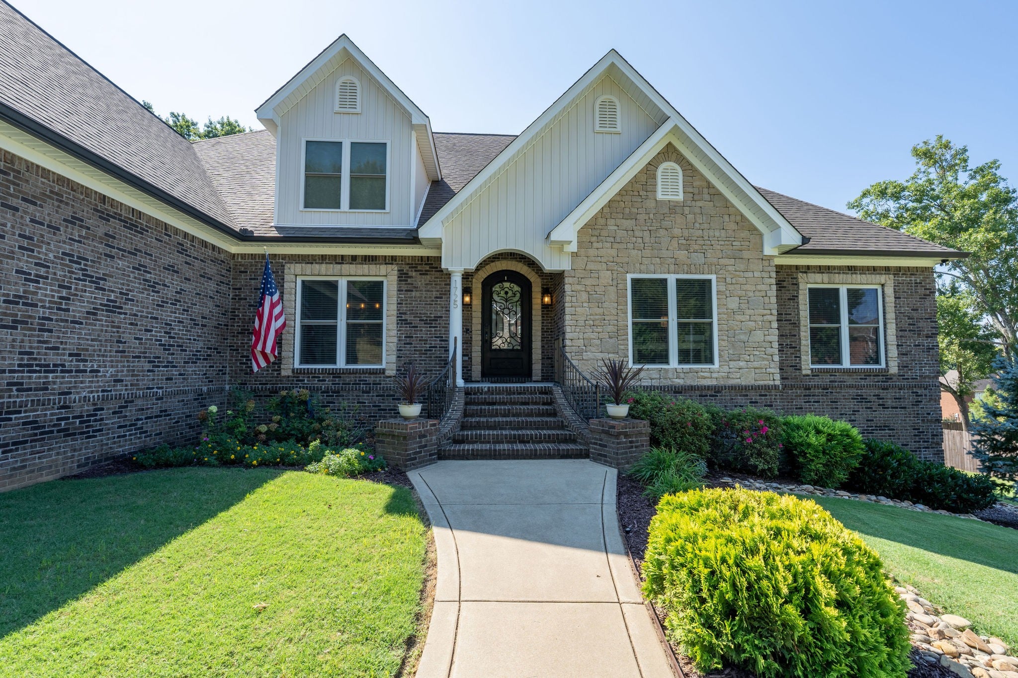 1725 Mayflower Dr