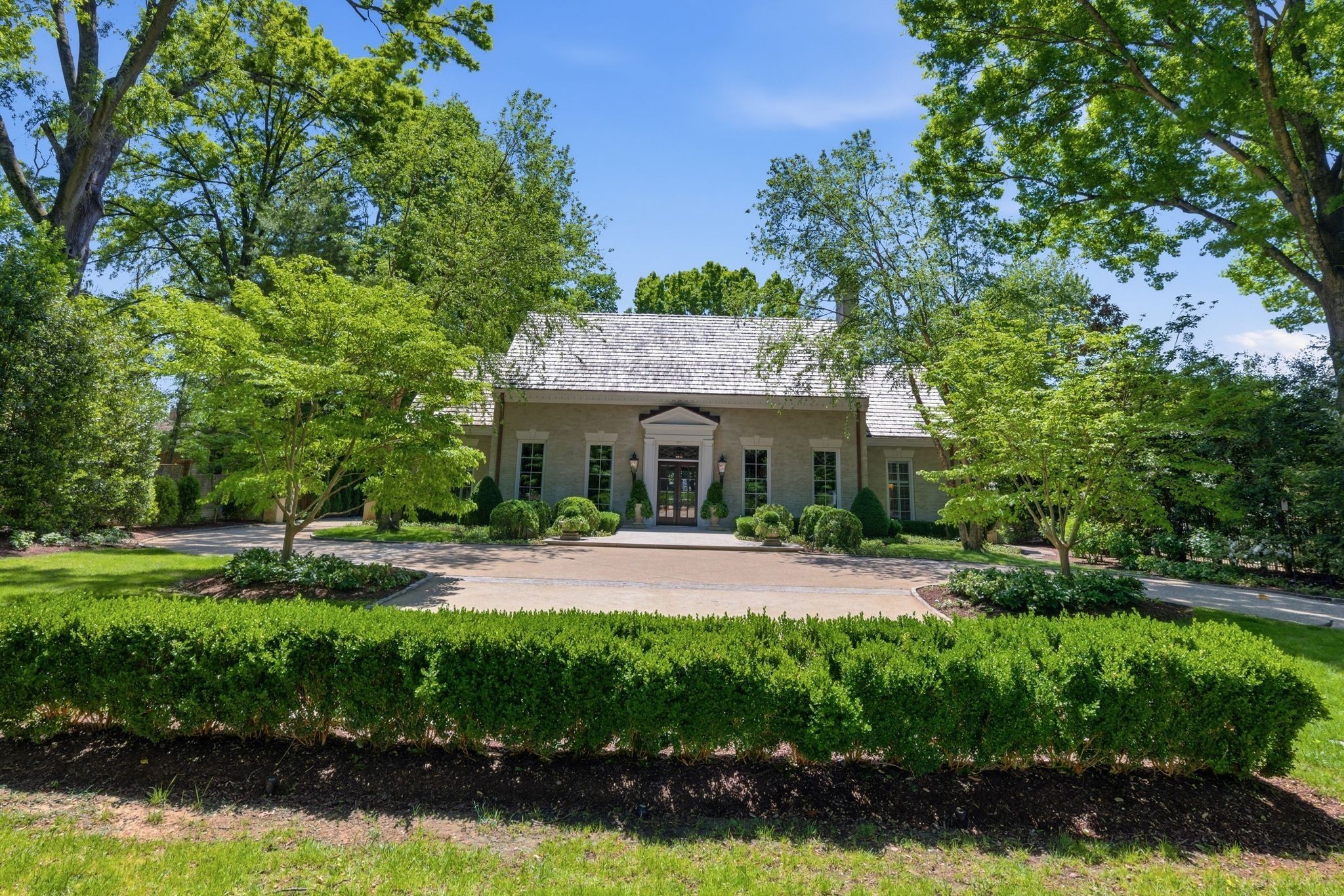 3701 Woodlawn Dr